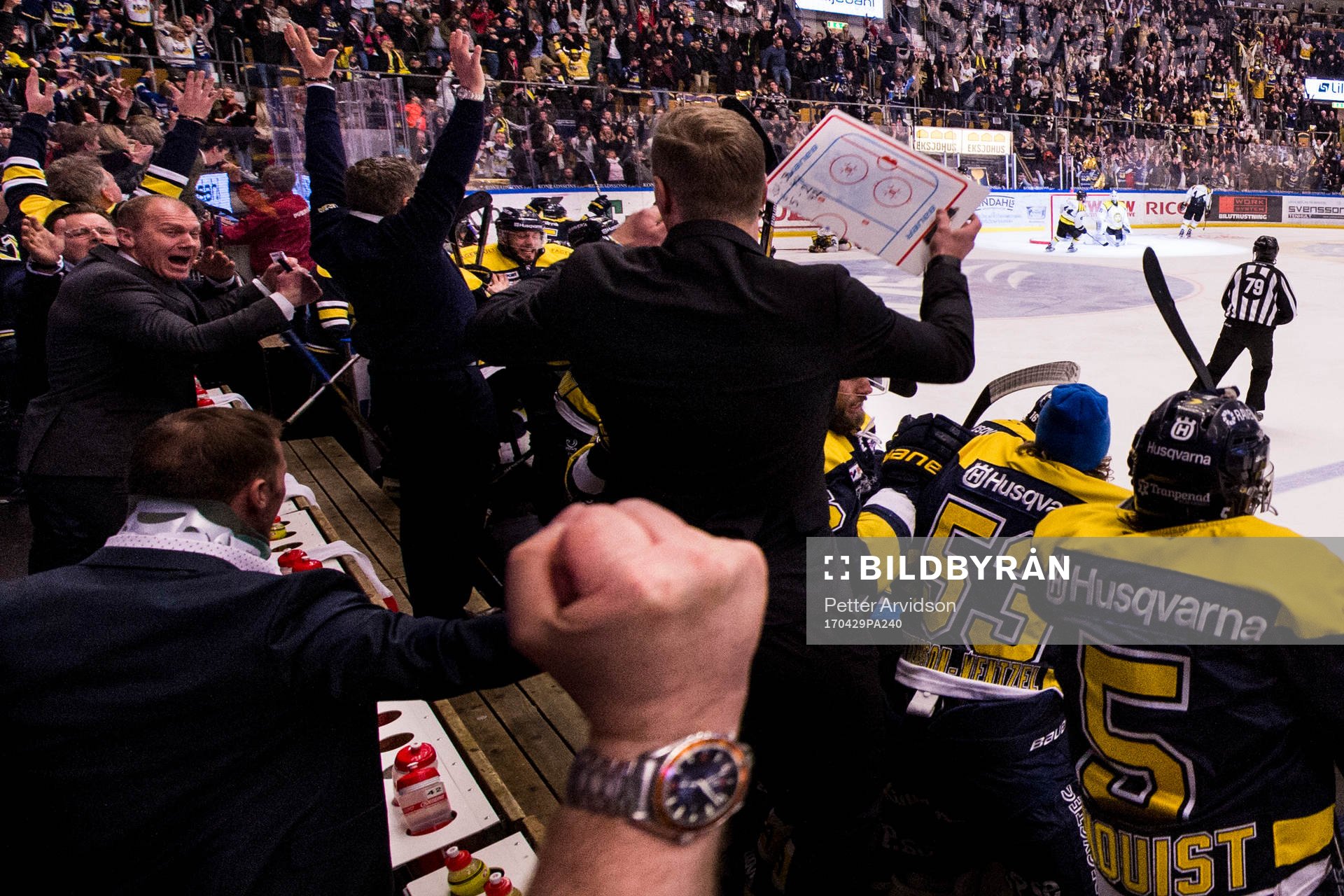 s tränare Johan Lindbom (tv) och spelare och ledare jublar