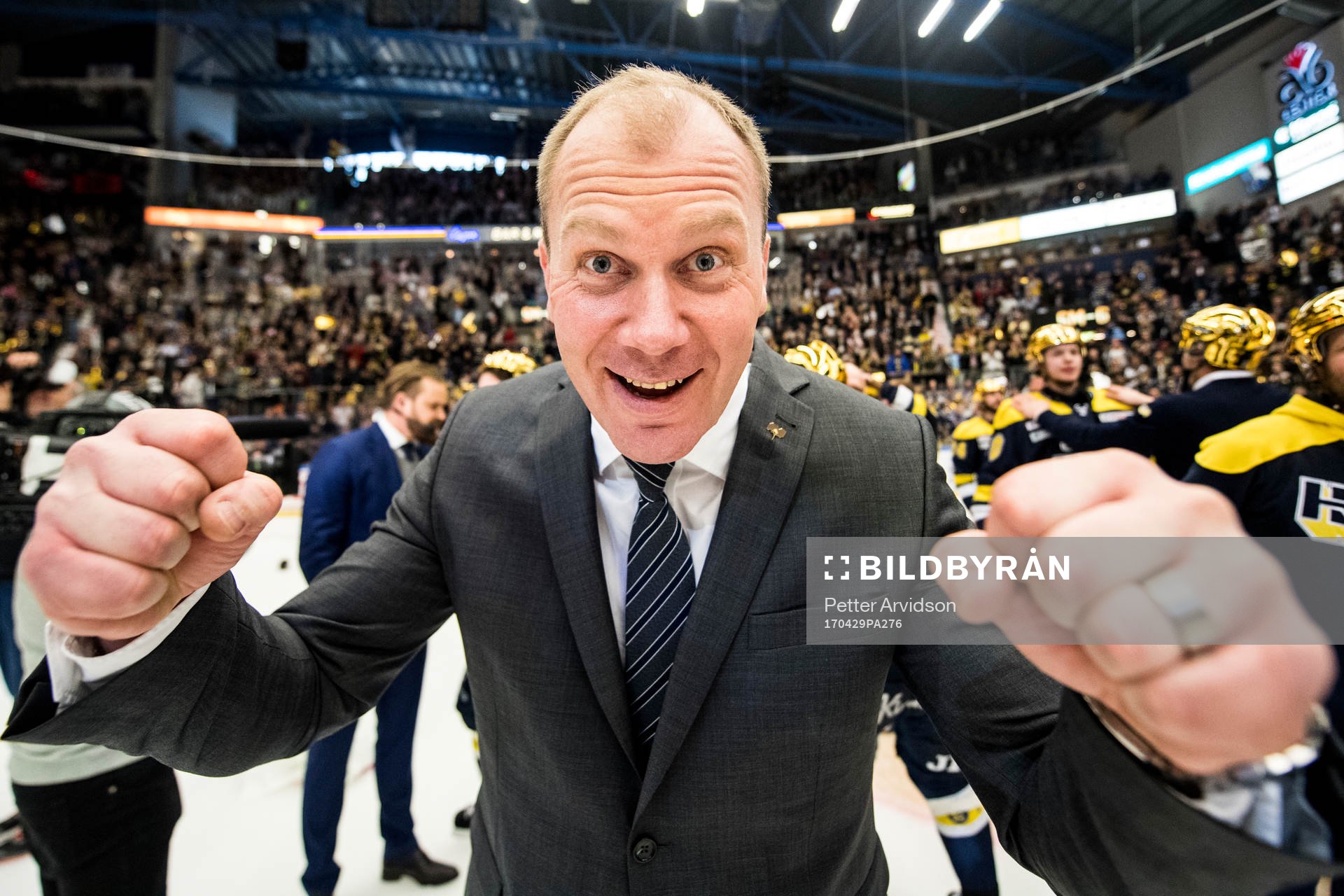 s tränare Johan Lindbom jublar