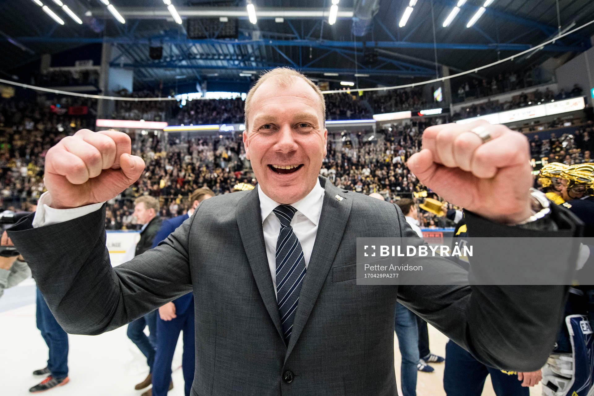 s tränare Johan Lindbom jublar