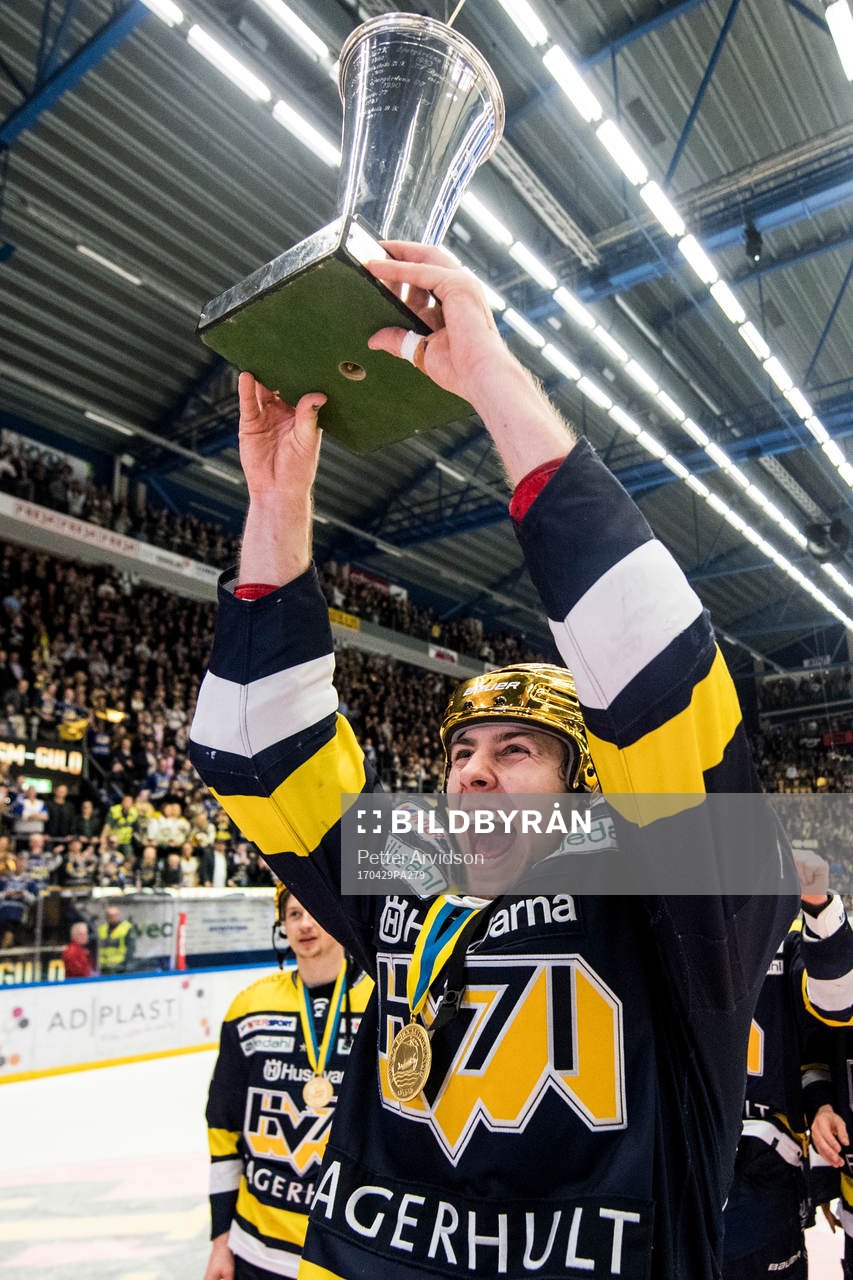 s Kevin Stenlund jublar med SM-pokalen LeMat
