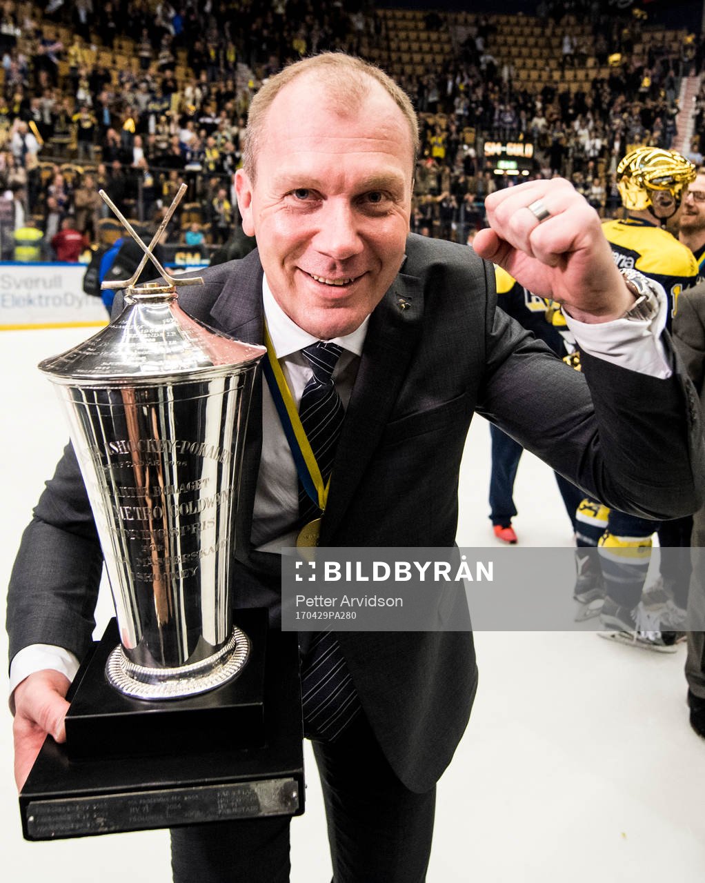 s tränare Johan Lindbom jublar med SM-pokalen LeMat