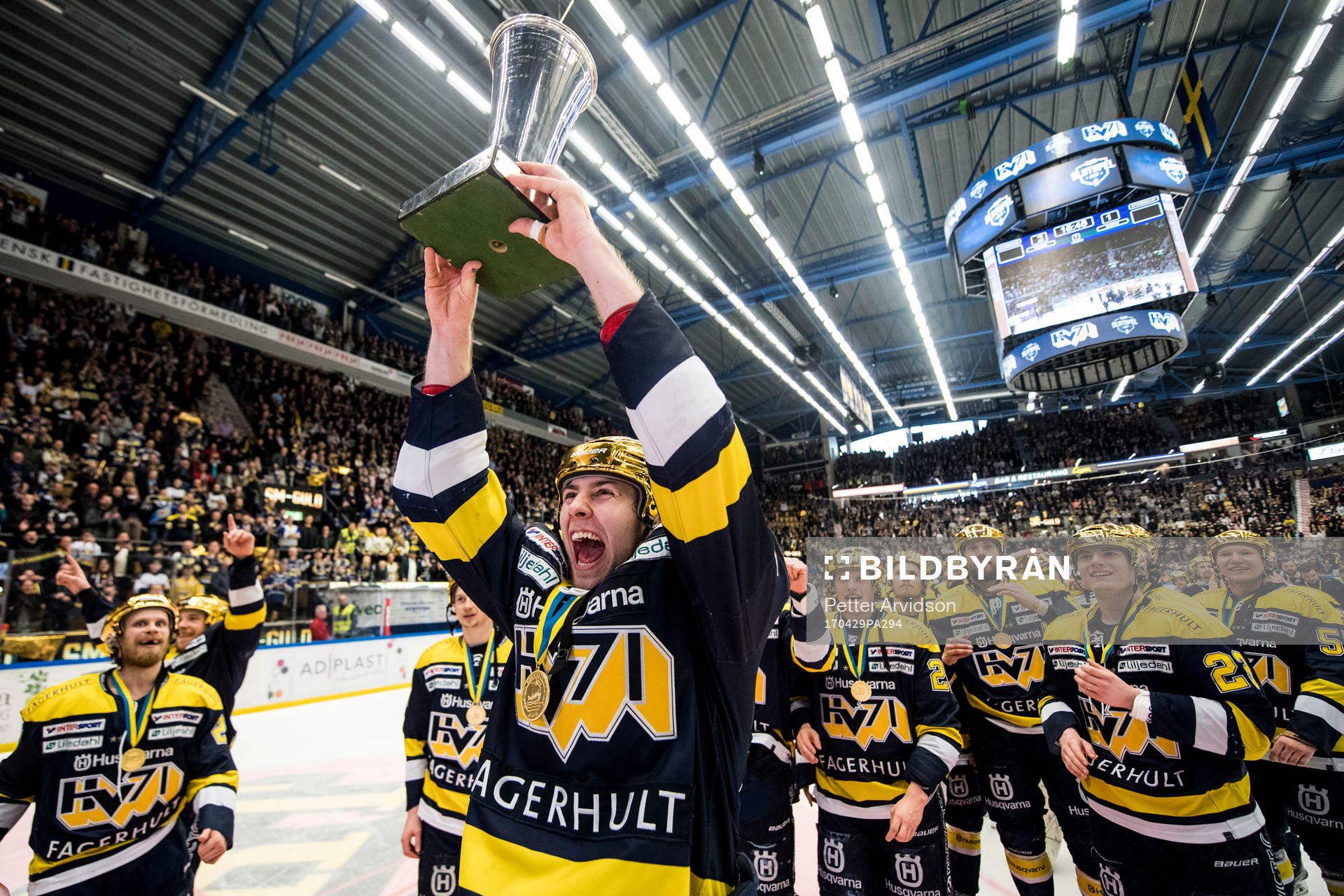 s Kevin Stenlund jublar med SM-pokalen LeMat