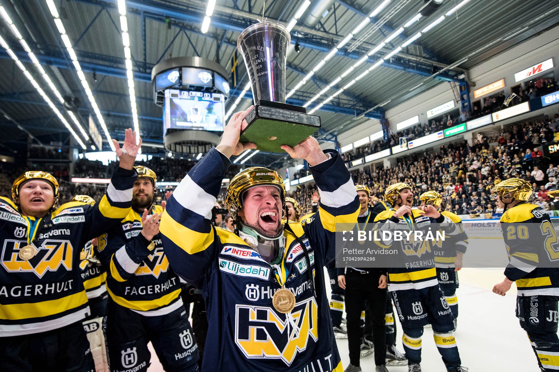 s Chris Abbott jublar med SM-pokalen LeMat