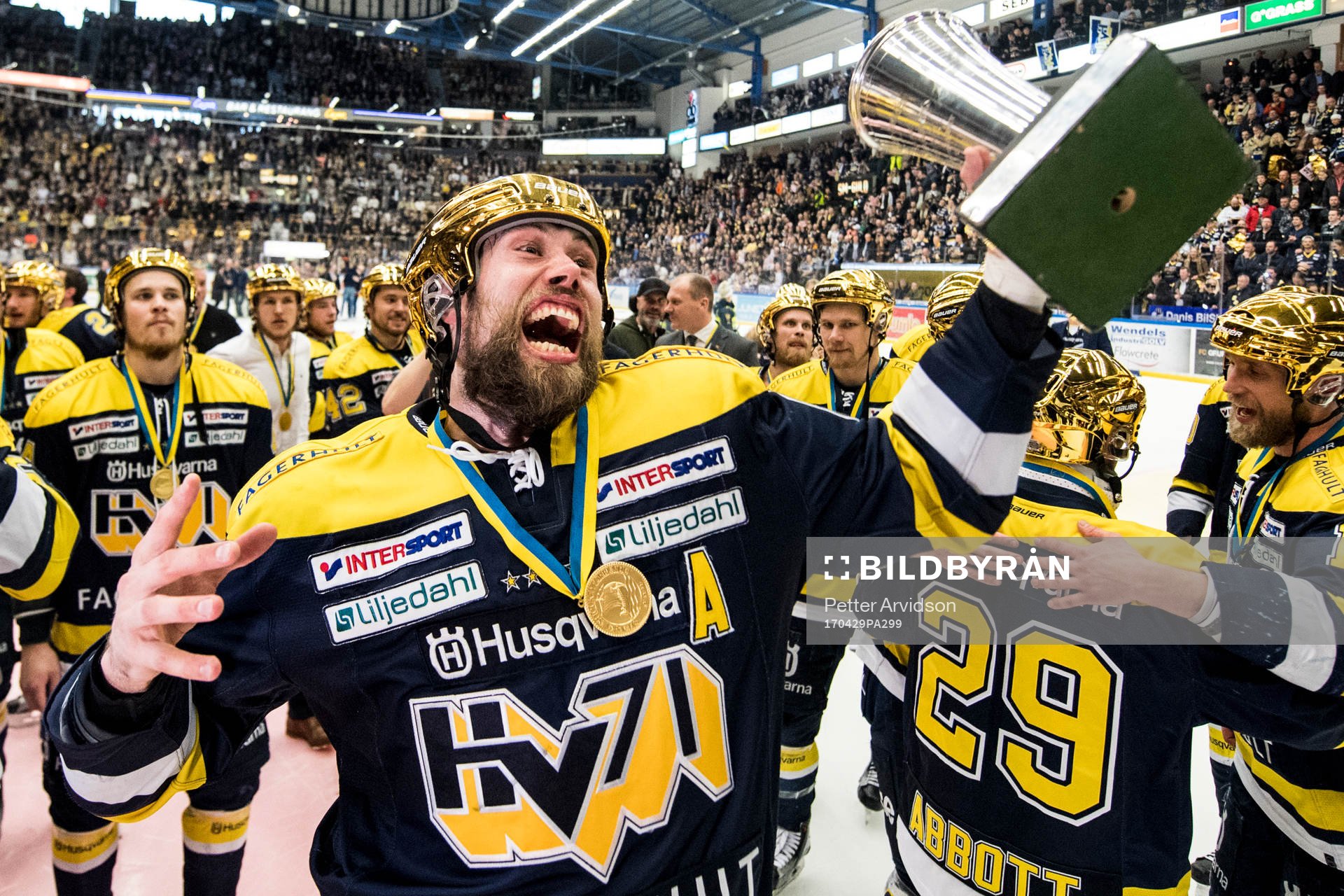 s Christoffer Persson jublar med SM-pokalen LeMat