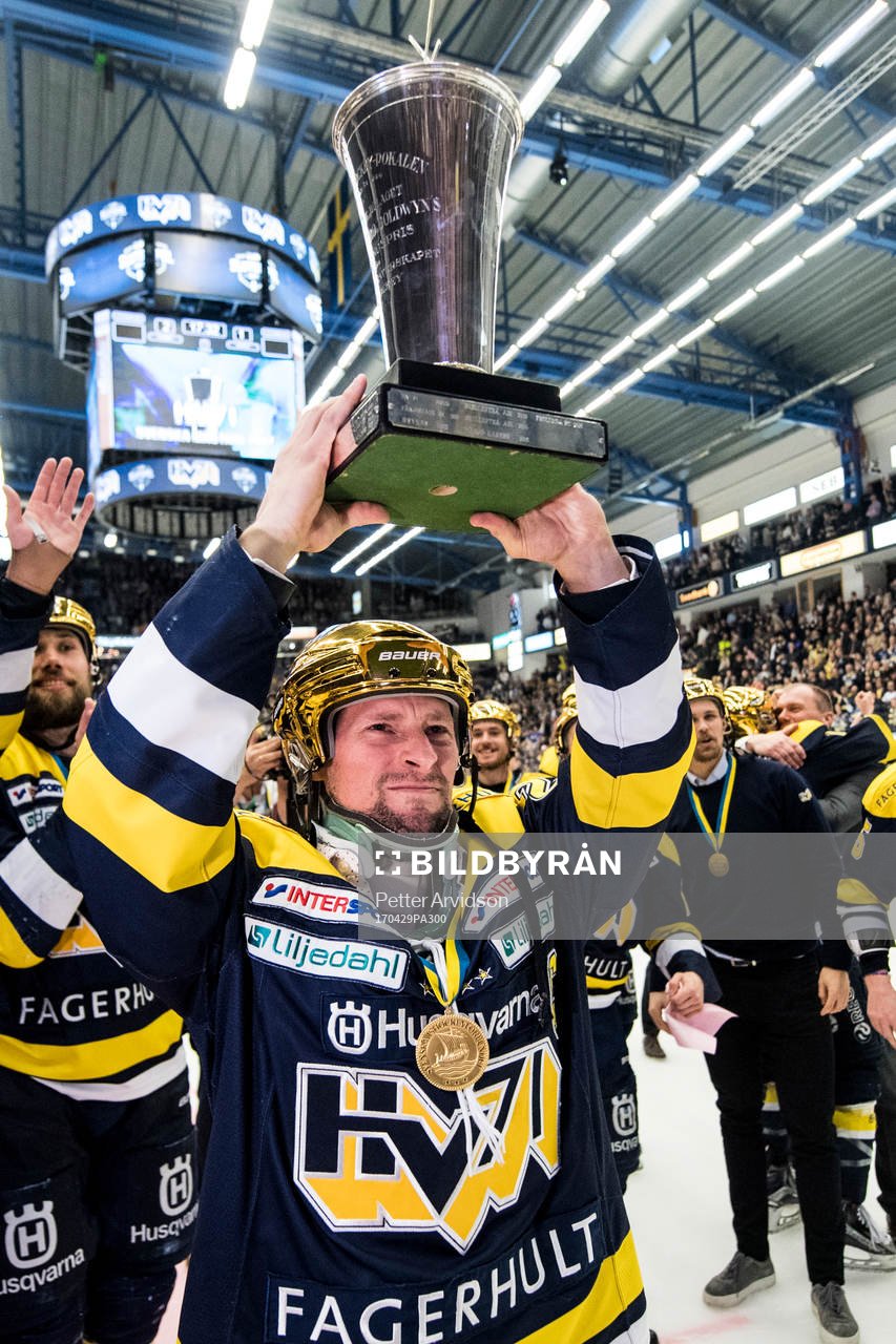 s Chris Abbott jublar med SM-pokalen LeMat