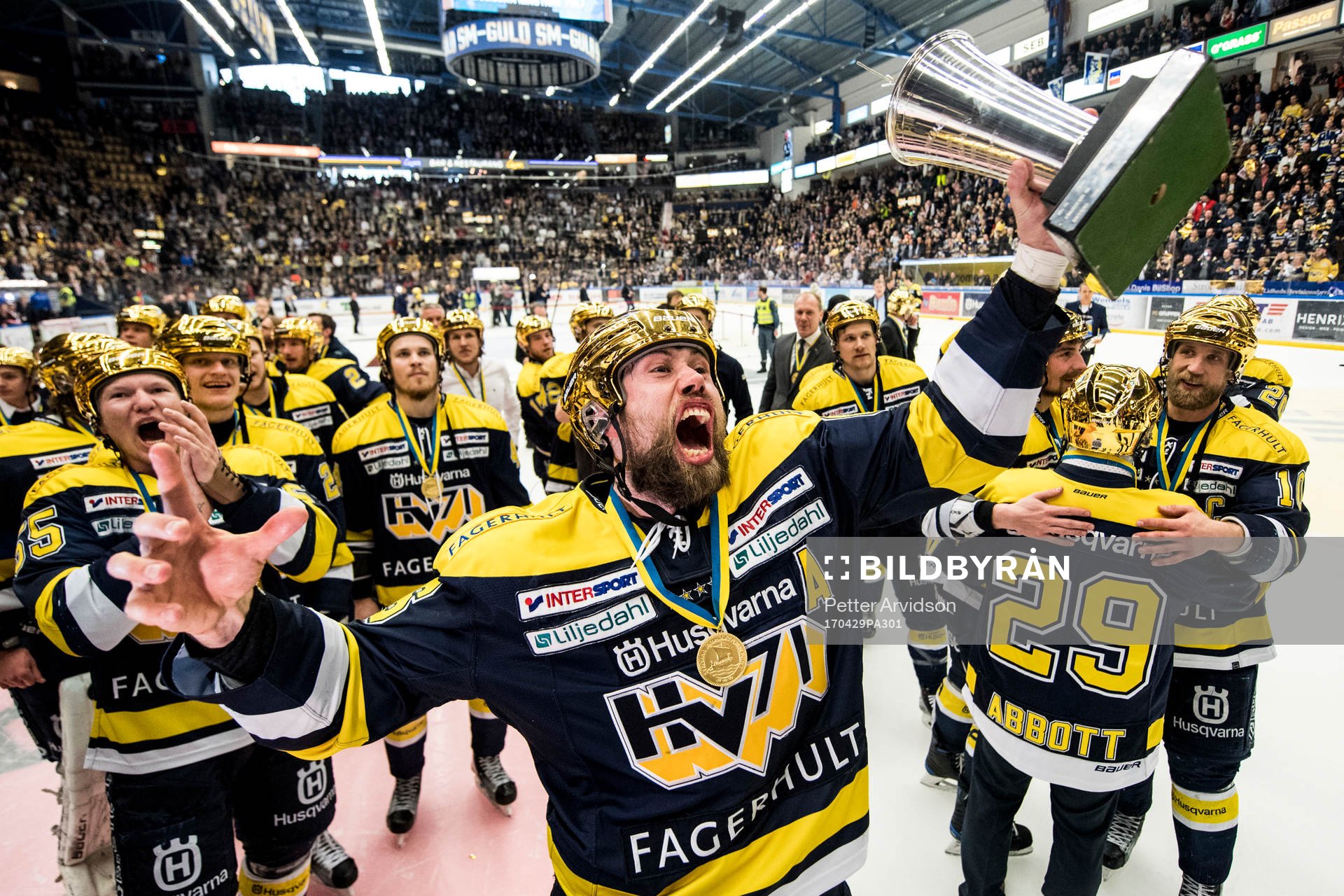 s Christoffer Persson jublar med SM-pokalen LeMat