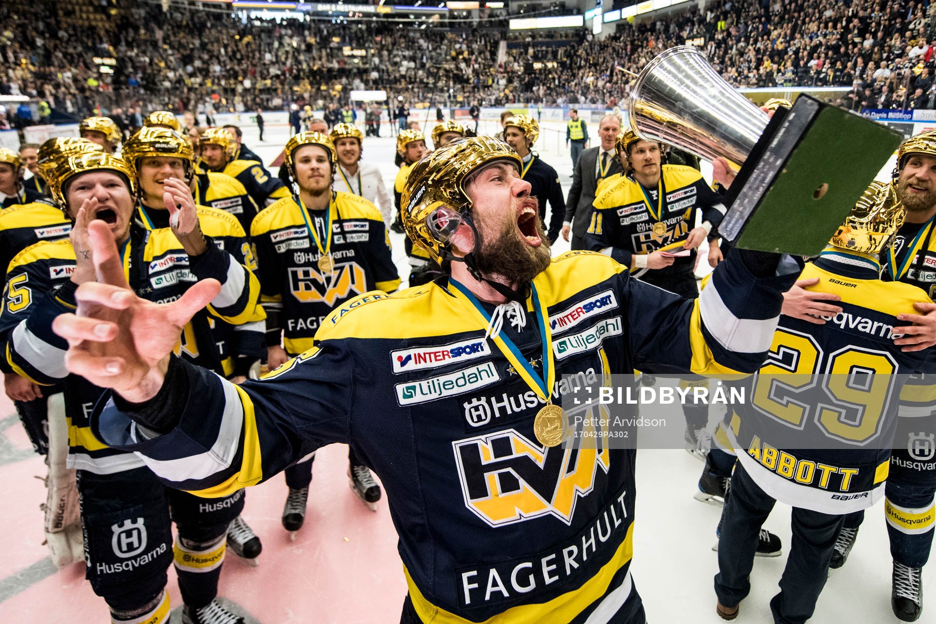 s Christoffer Persson jublar med SM-pokalen LeMat