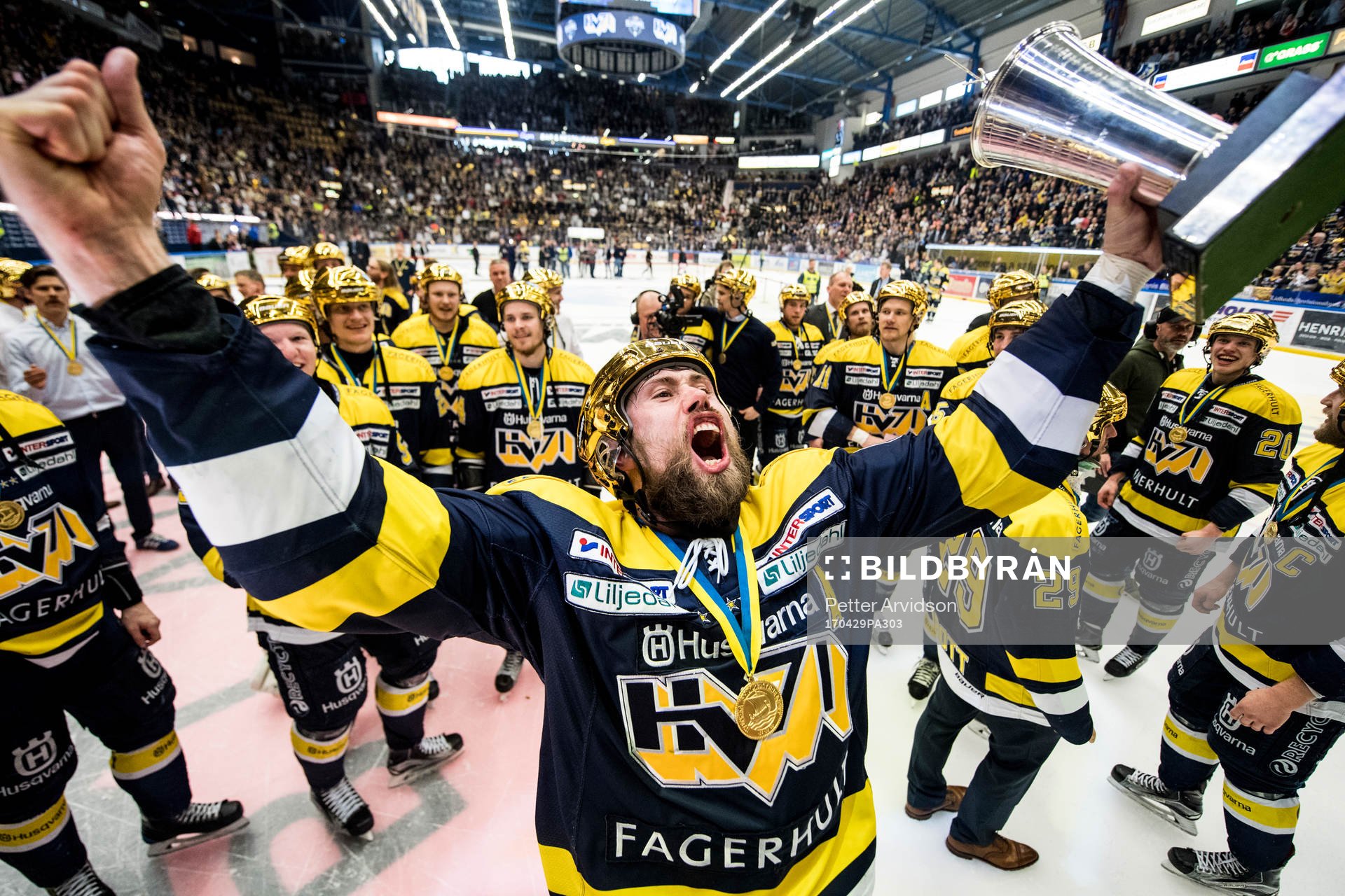 s Christoffer Persson jublar med SM-pokalen LeMat