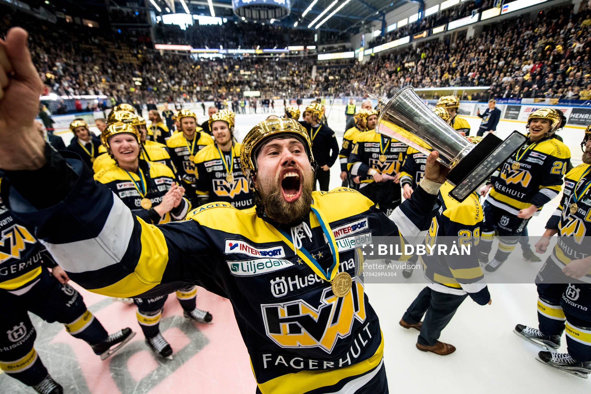 s Christoffer Persson jublar med SM-pokalen LeMat