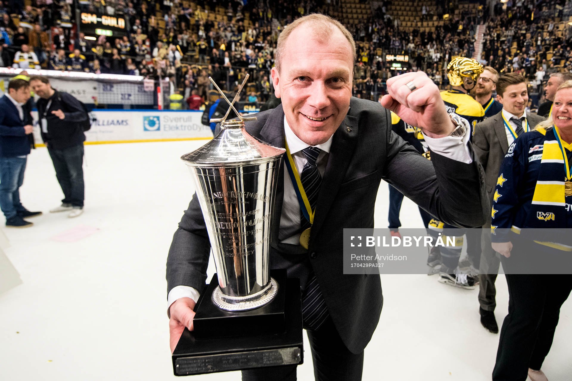 s tränare Johan Lindbom jublar med SM-pokalen LeMat