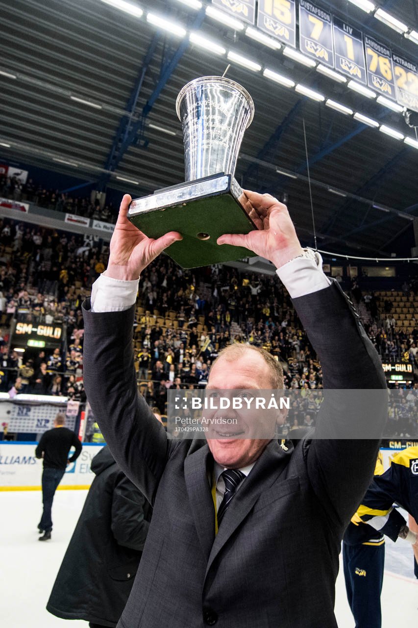 s tränare Johan Lindbom jublar med SM-pokalen LeMat