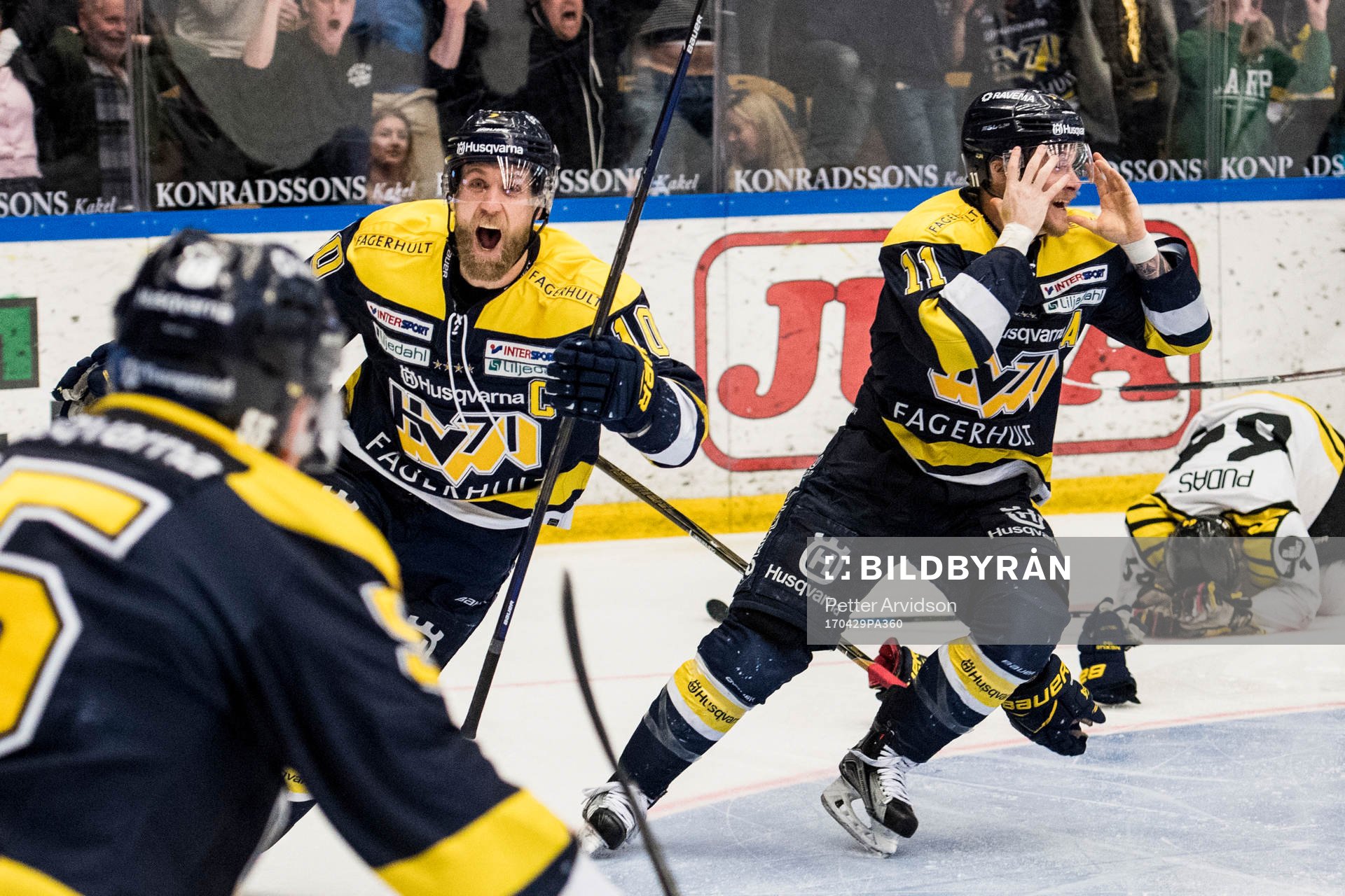 s Simon Önerud jublar