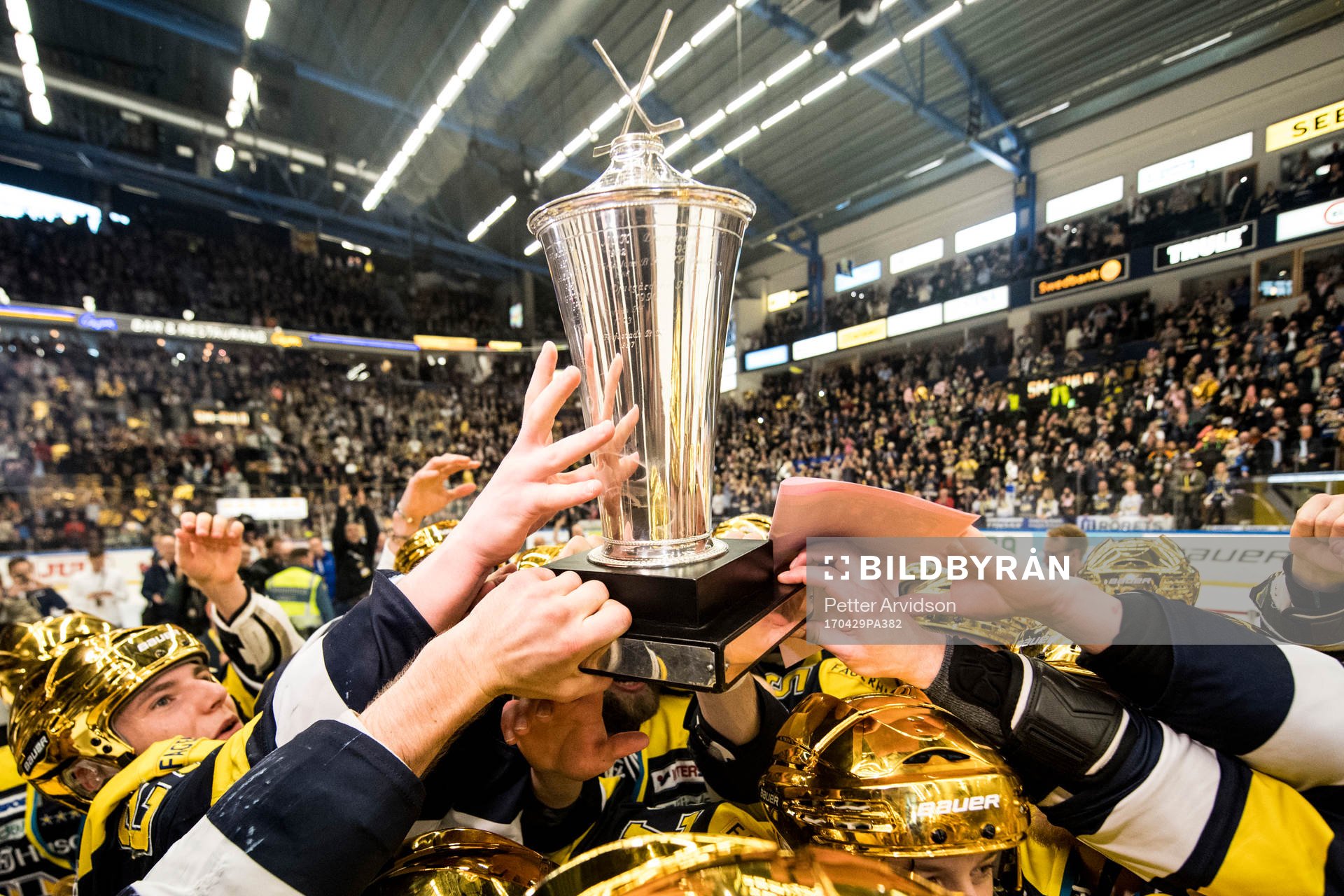 s spelare jublar med SM-pokalen LeMat