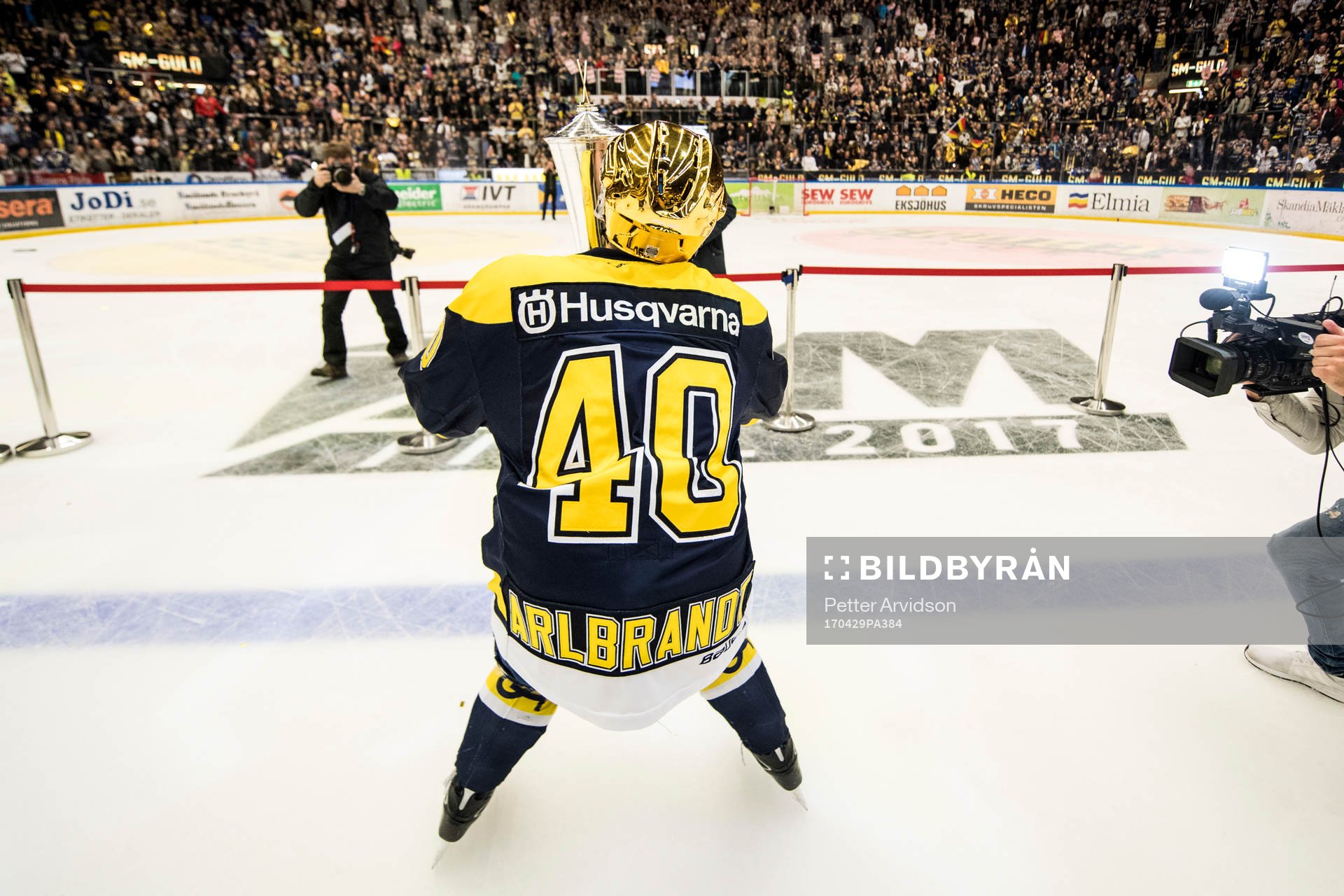s Pär Arlbrandt höjer SM-pokalen LeMat