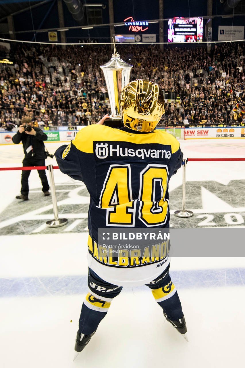 s Pär Arlbrandt höjer SM-pokalen LeMat