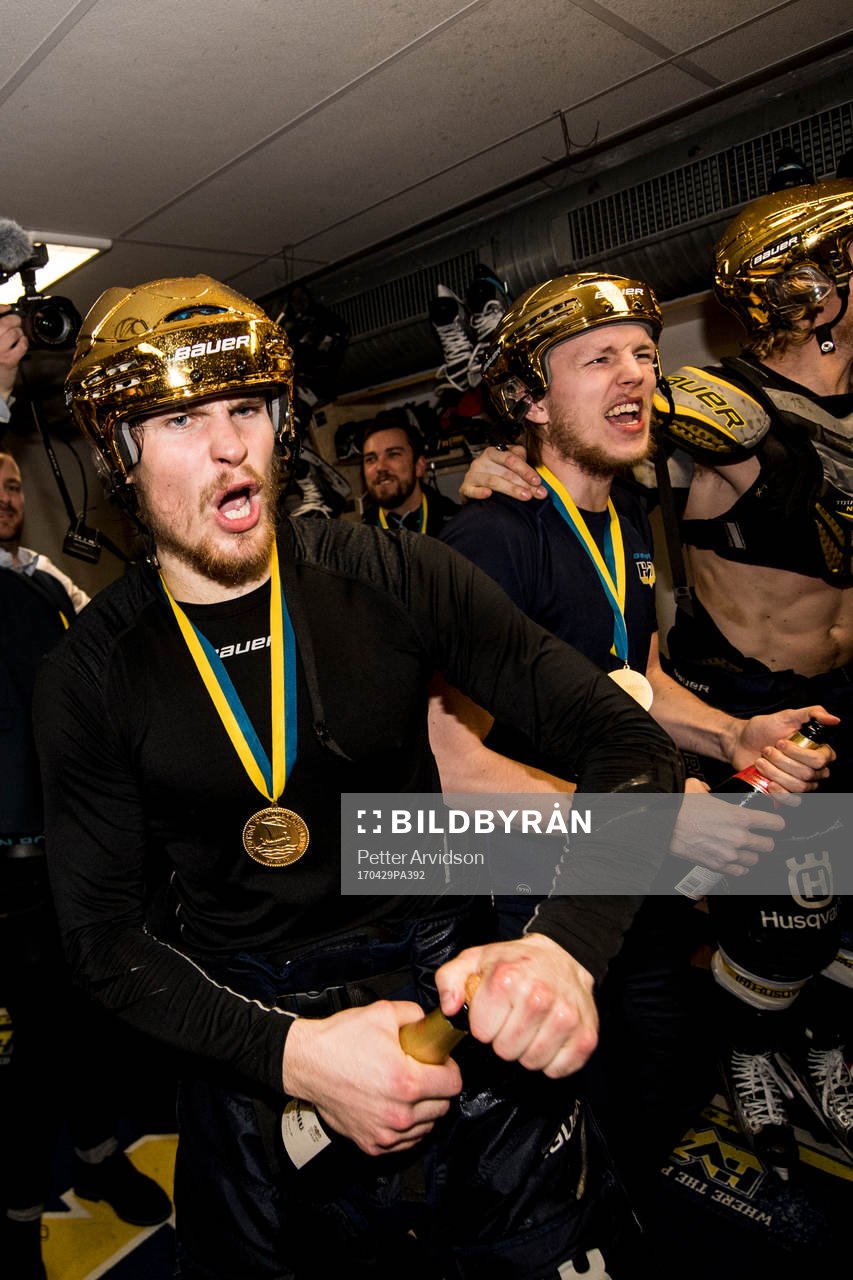 s Mikko Lehtonen jublar i omklädningsrummet