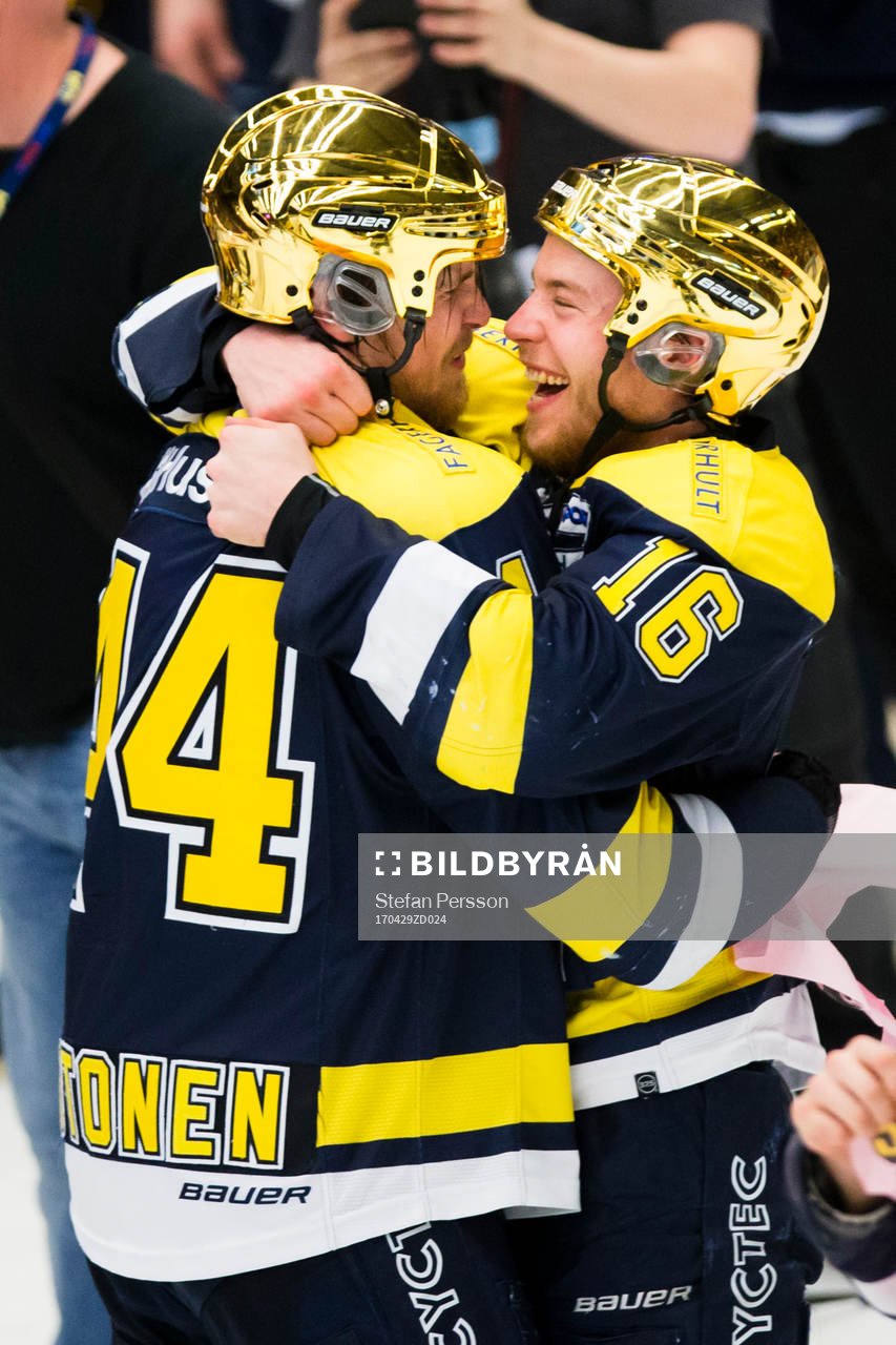 s Mikko Lehtonen och Filip Sandberg jublar