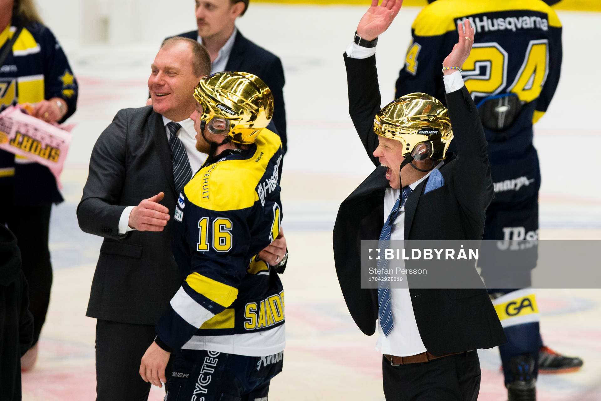 s tränare Johan Lindbom, Filip Sandberg och assisterande