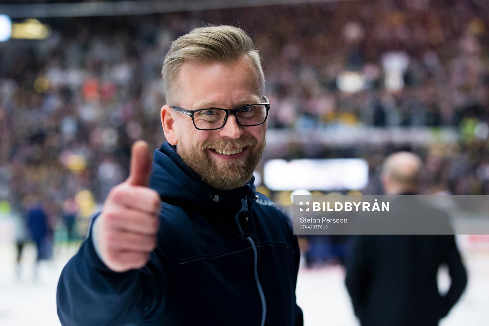 s assisterande sportchef Johan Davidsson jublar