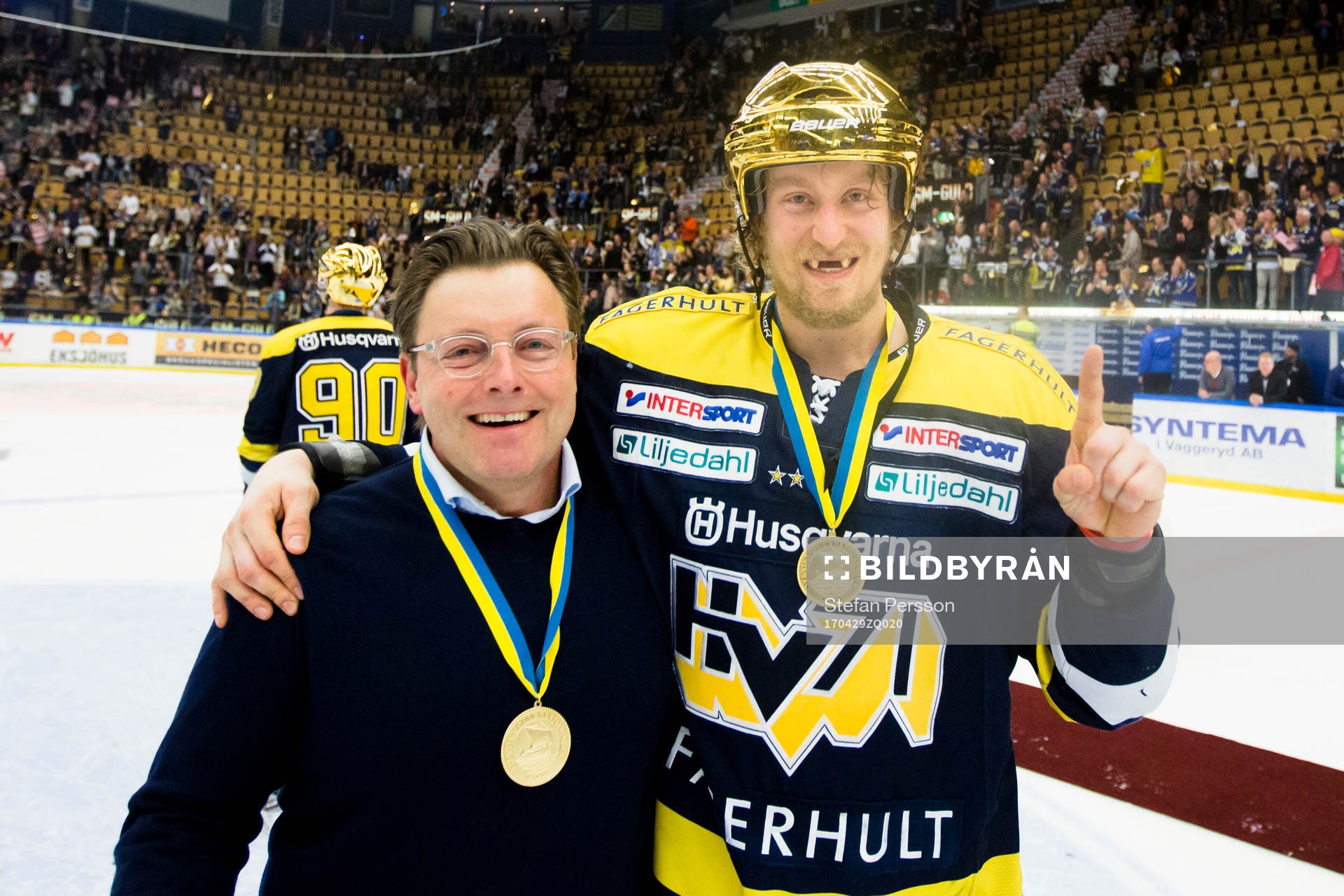 s mentala tränare Magnus Carlson jublar
