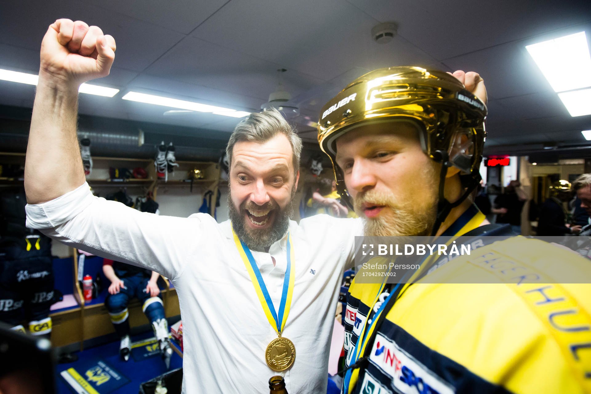 s Sportchef Johan Hult och Ted Brithén jublar i