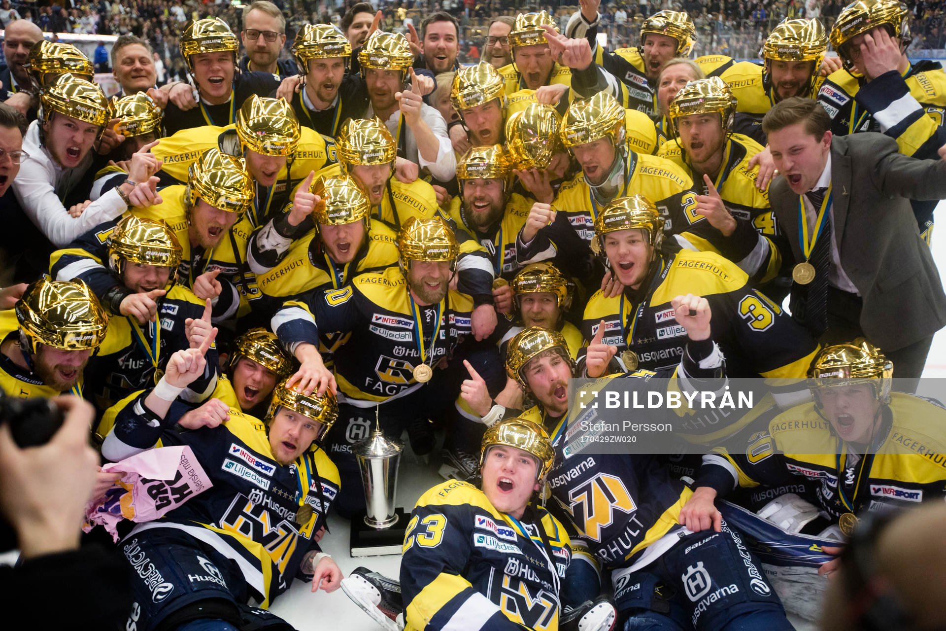 s spelare jublar för en lagbild