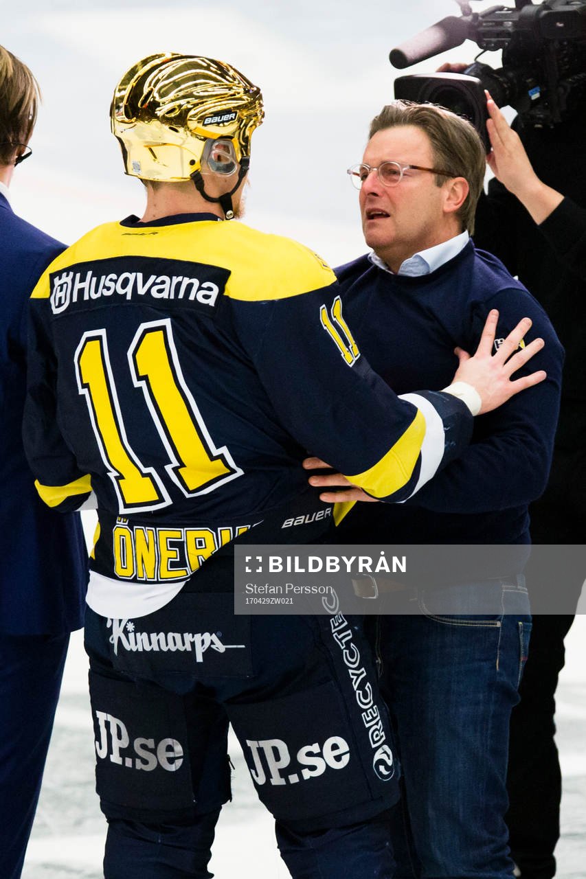 s Simon Önerud klappas om av HV71:s mentala tränare