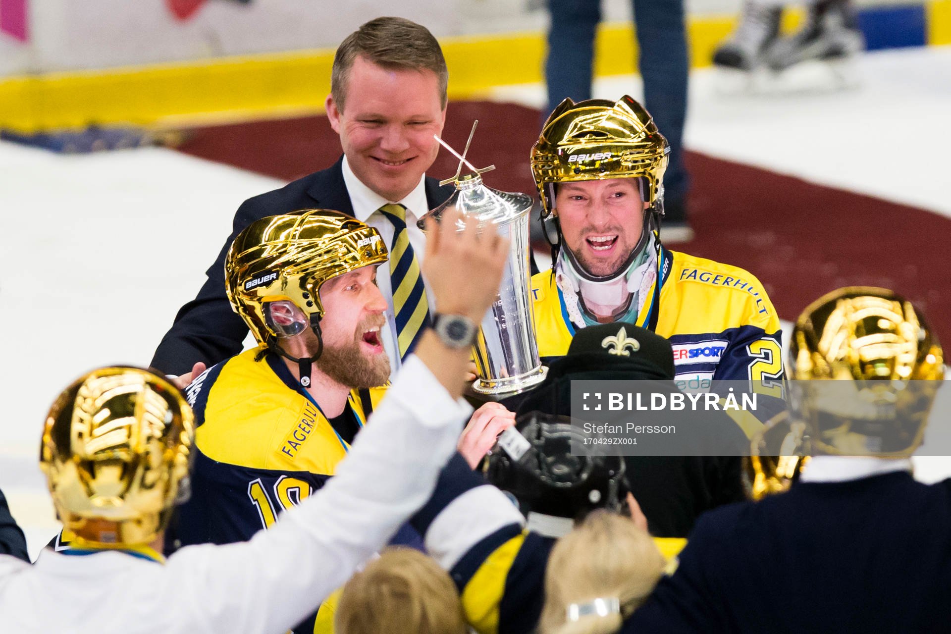 s Martin Thörnberg och Chris Abbott lyfter bucklar