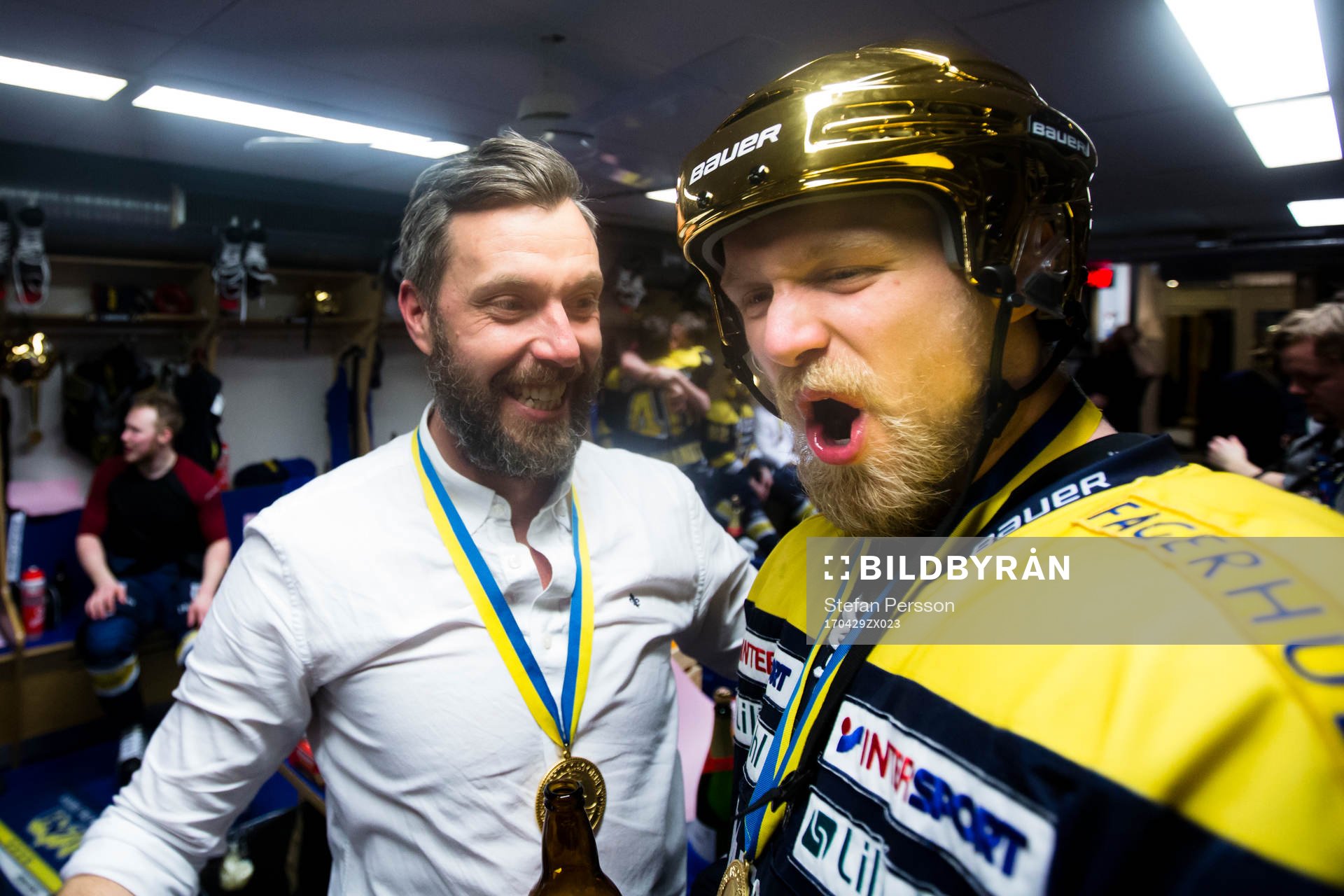 s Sportchef Johan Hult jublar