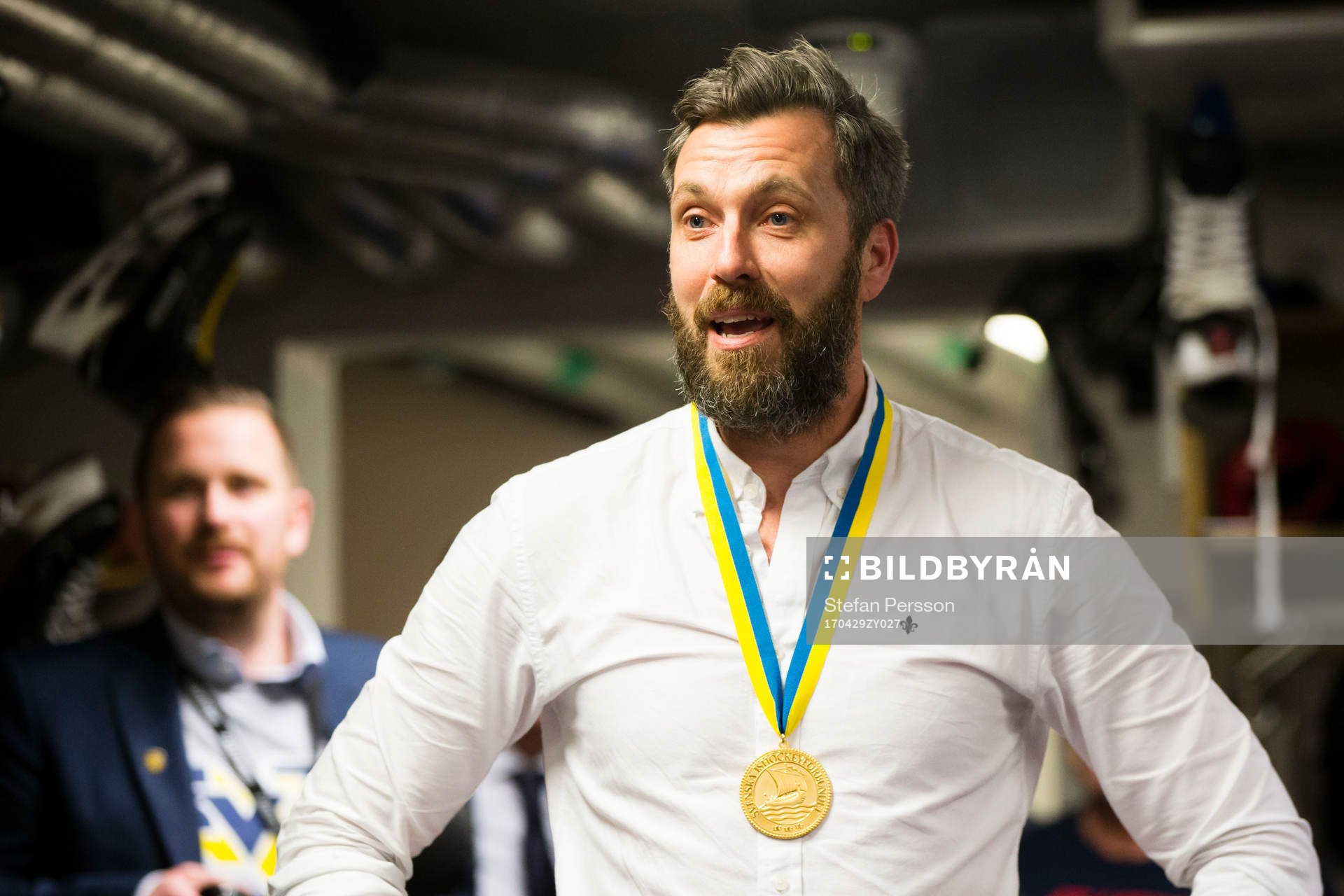 s Sportchef Johan Hult håller ett tal till spelarna i