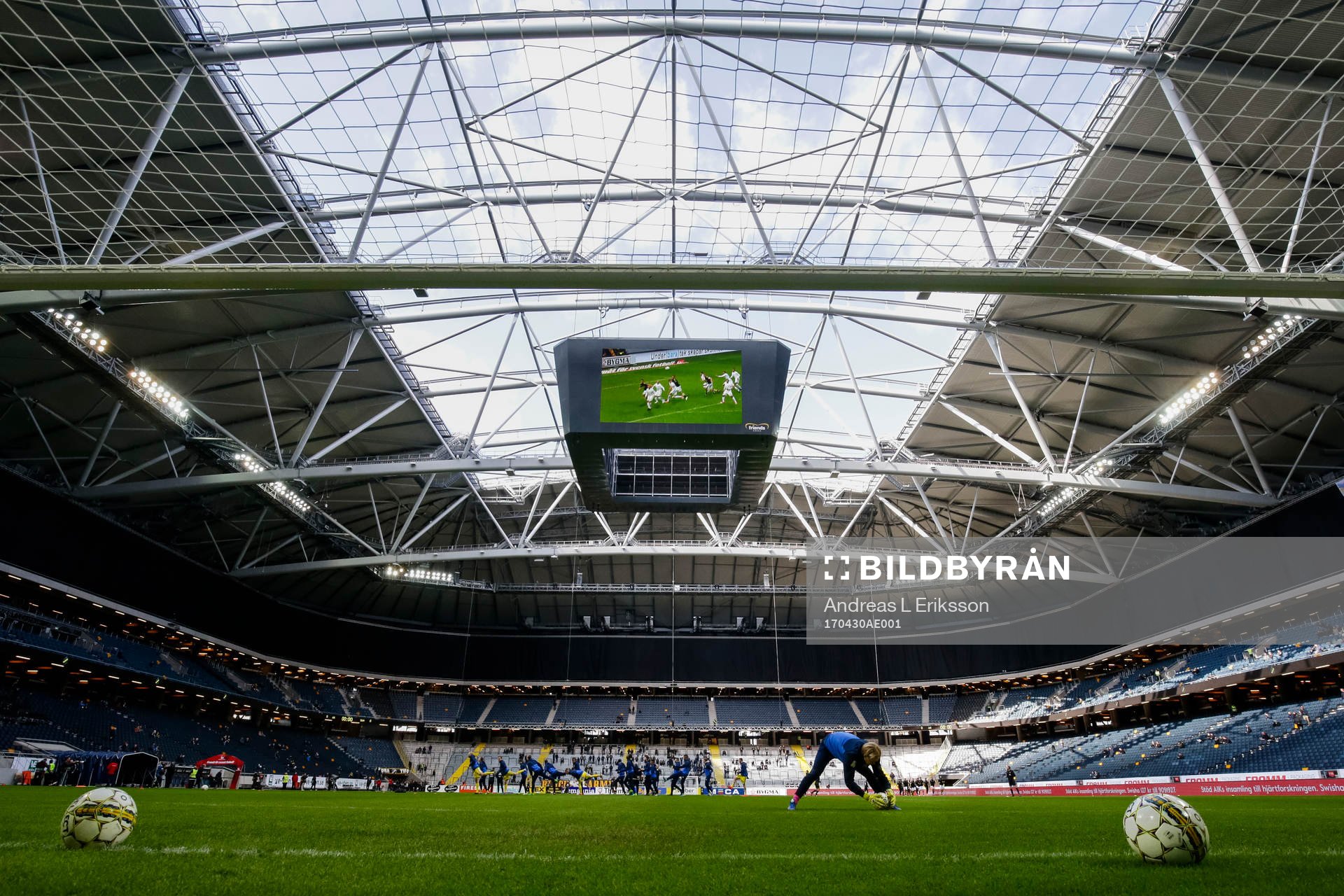 Spelarna värmer upp inne på Friends Arena före