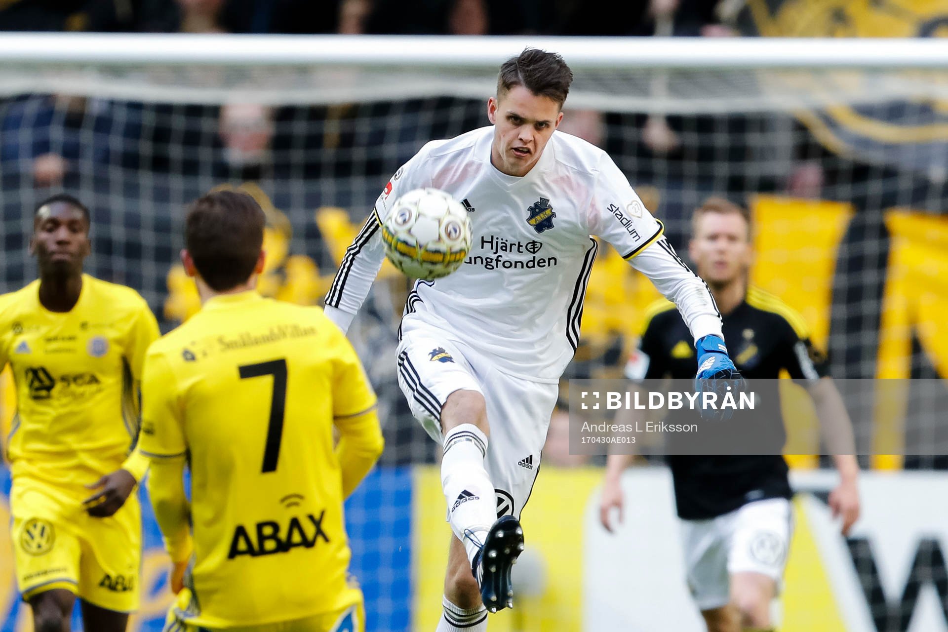 s målvakt Oscar Linnér rensar bort bollen framför