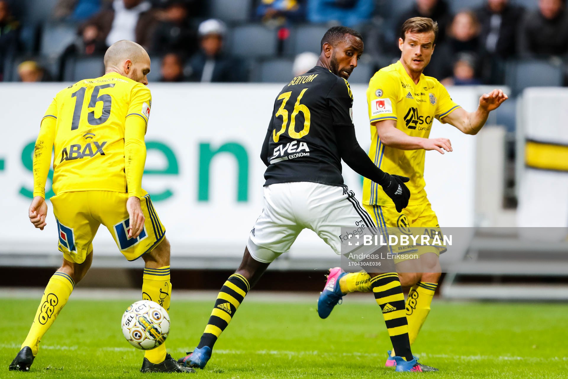 s Henok Goitom i en duell med Sundsvalls Marcus Danielson