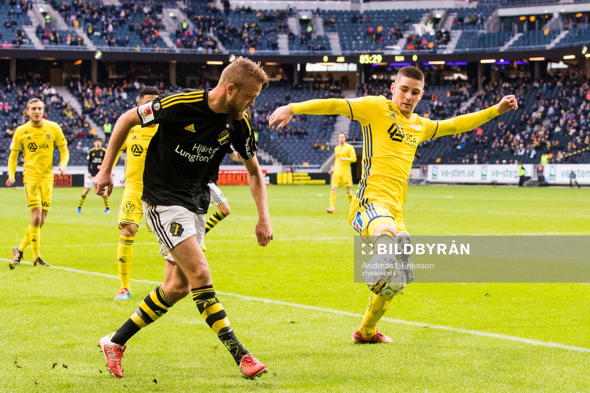 AIK:s Daniel Sundgren med ett inlägg som stoppas av Sundsvalls Kristinn Freyr Sigurdsson under fotbollsmatchen i Allsvenskan mellan AIK och GIF Sundsvall den 30 april 2017 i Stockholm.