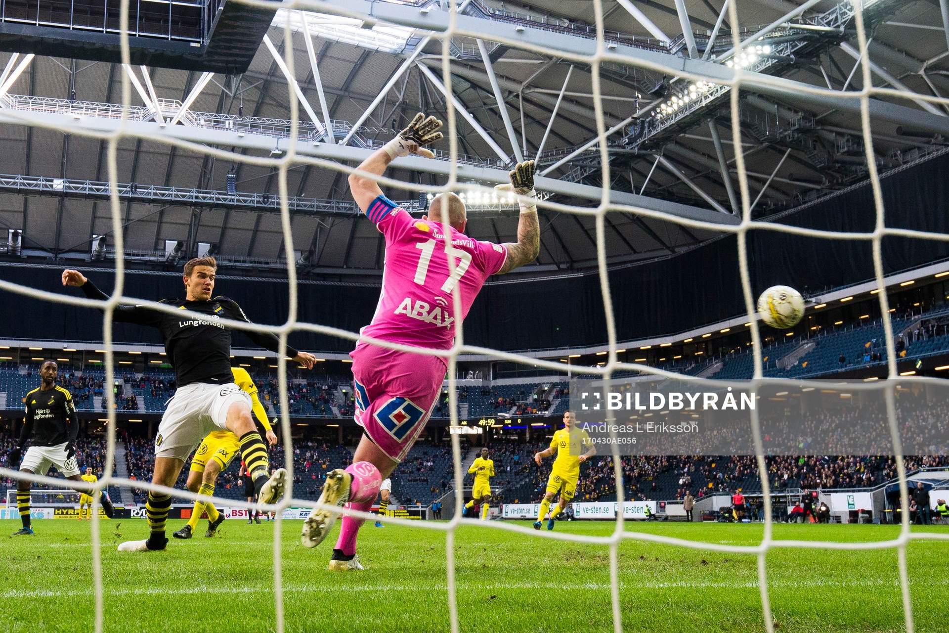 s Eero Markkanen med en målchans på Sundsvalls målvakt