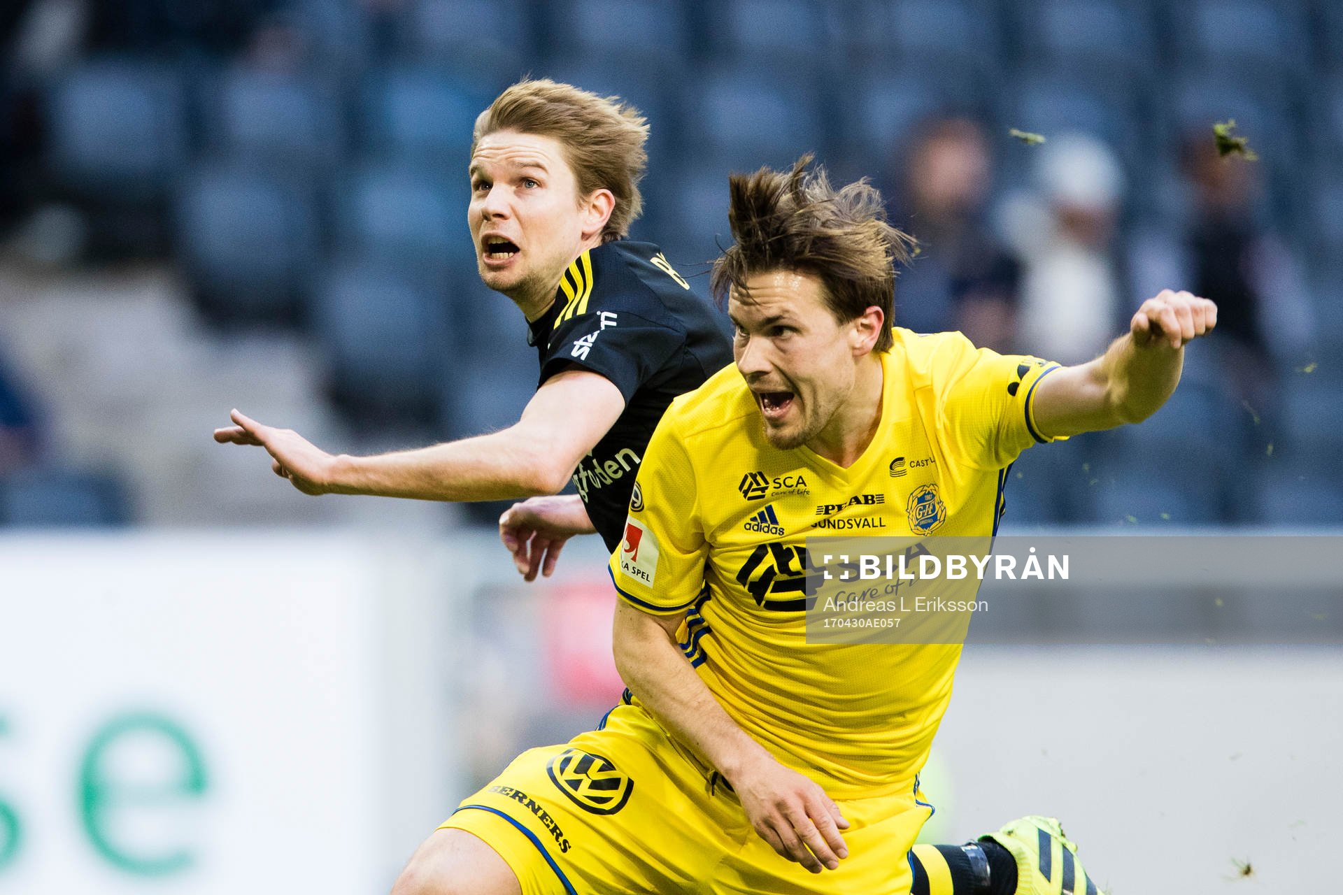 s Johan Blomberg i en nickduell med Sundsvalls Sebastian