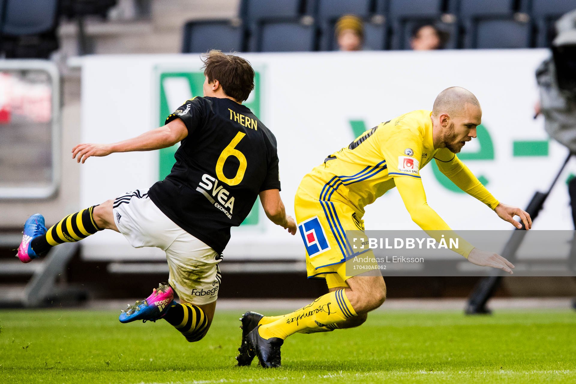 s Simon Thern och AIK:s Sauli Väisänen