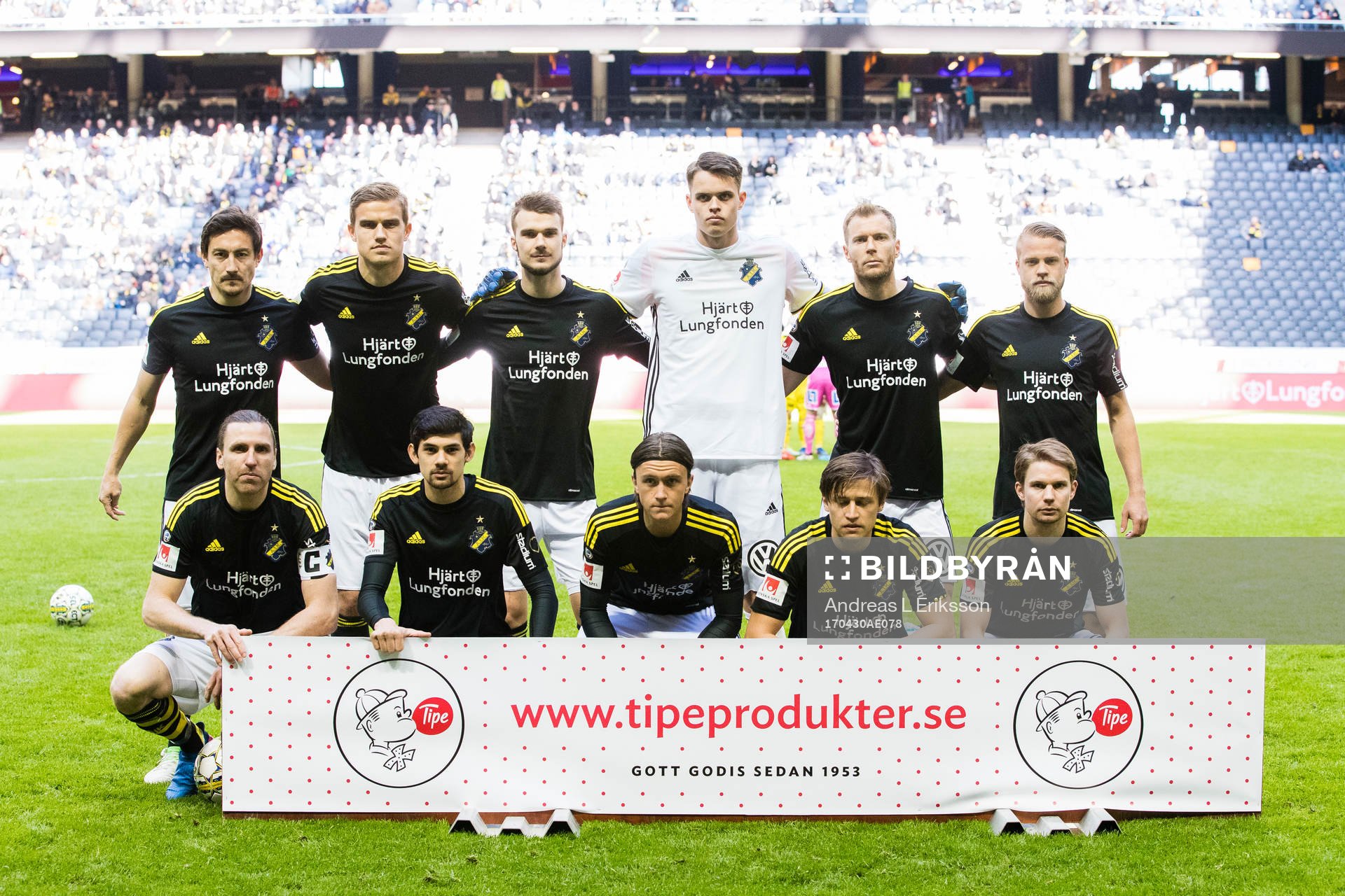 AIK:s startelva innan fotbollsmatchen i Allsvenskan mellan AIK och GIF Sundsvall den 30 april 2017 i Stockholm. Övre raden från vänster: Stefan Ishizaki, Eero Markkanen, Stipe Vrdoljak, målvakt Oscar Linnér, Per Karlsson och Daniel Sundgren. Nedre raden från vänster: Nils-Eric Johansson, Jesper Nyholm, Kristoffer Olsson, Simon Thern och Johan Blomberg.