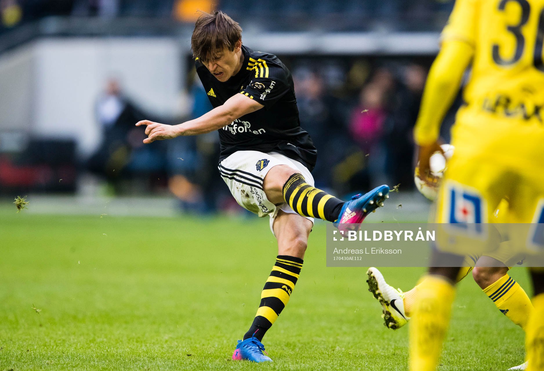 s Simon Thern med ett skott