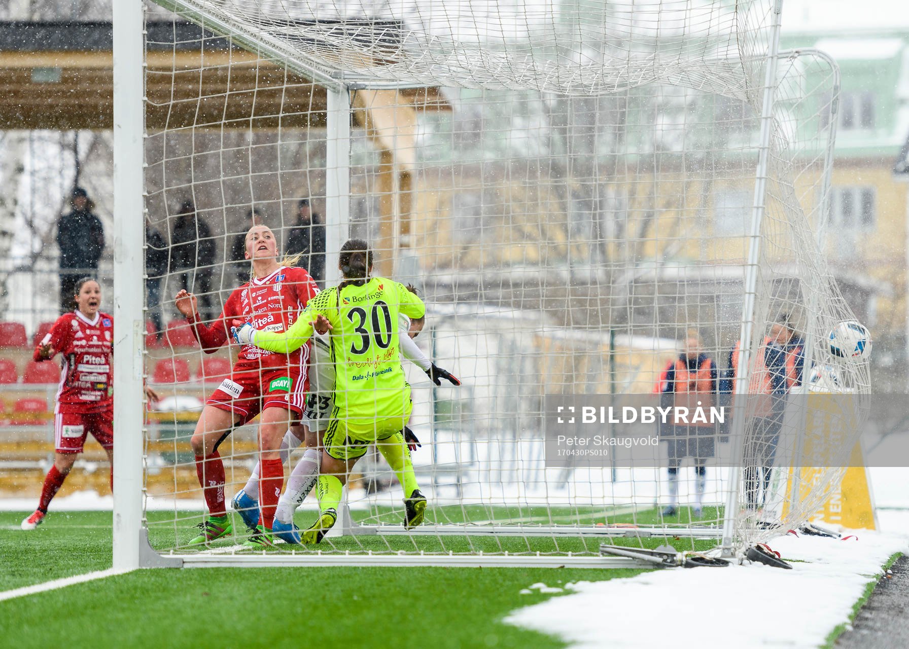 Piteås Julia Karlenäs gör 1-0 bakom Kvarnsvedens Lina Lundqvist under fotbollsmatchen i Damallsvenskan mellan Piteå och Kvarnsveden den 30 April 2017 i Piteå.