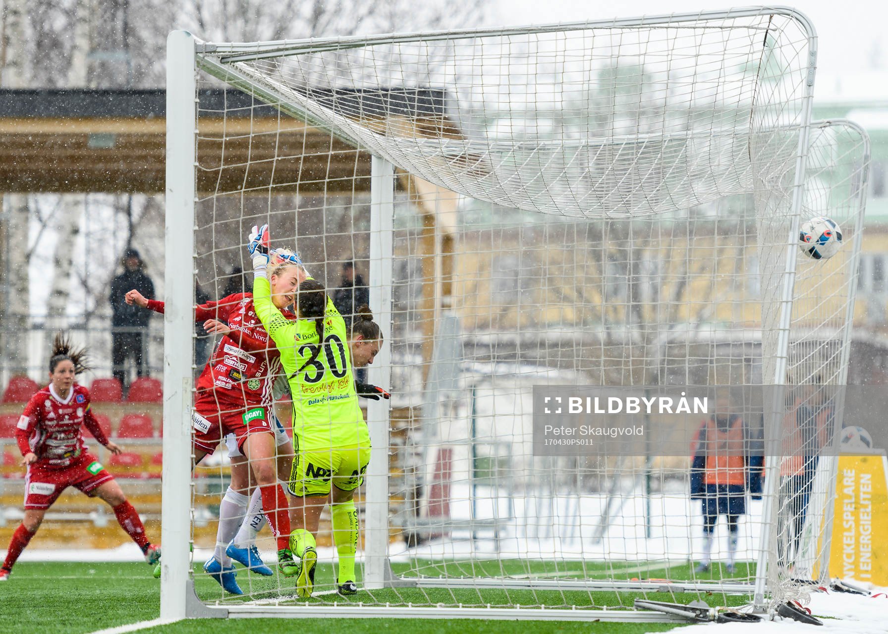 Piteås Julia Karlenäs gör 1-0 bakom Kvarnsvedens Lina Lundqvist under fotbollsmatchen i Damallsvenskan mellan Piteå och Kvarnsveden den 30 April 2017 i Piteå.