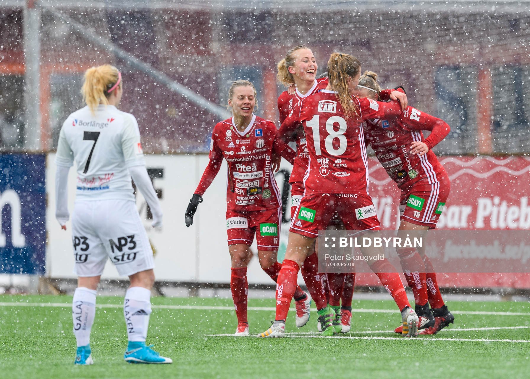 Piteås Julia Karlenäs (m) jublar tillsammans med sina lagkamrater efter sitt 2-0 mål under fotbollsmatchen i Damallsvenskan mellan Piteå och Kvarnsveden den 30 April 2017 i Piteå.