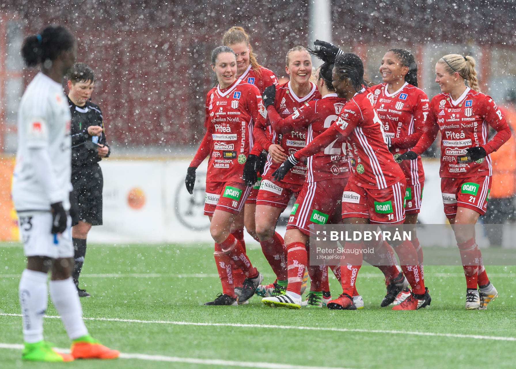 Piteås Julia Karlenäs (m) jublar tillsammans med sina lagkamrater efter sitt 2-0 mål under fotbollsmatchen i Damallsvenskan mellan Piteå och Kvarnsveden den 30 April 2017 i Piteå.