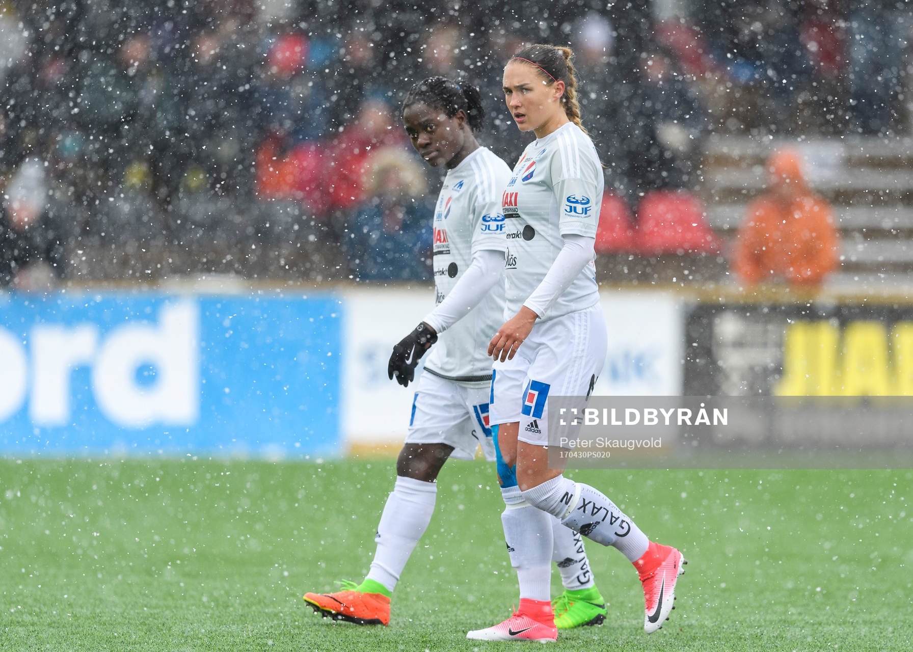 Kvarnsvedens Tabitha Chawinga (v) och Lova Lundin (h) deppar