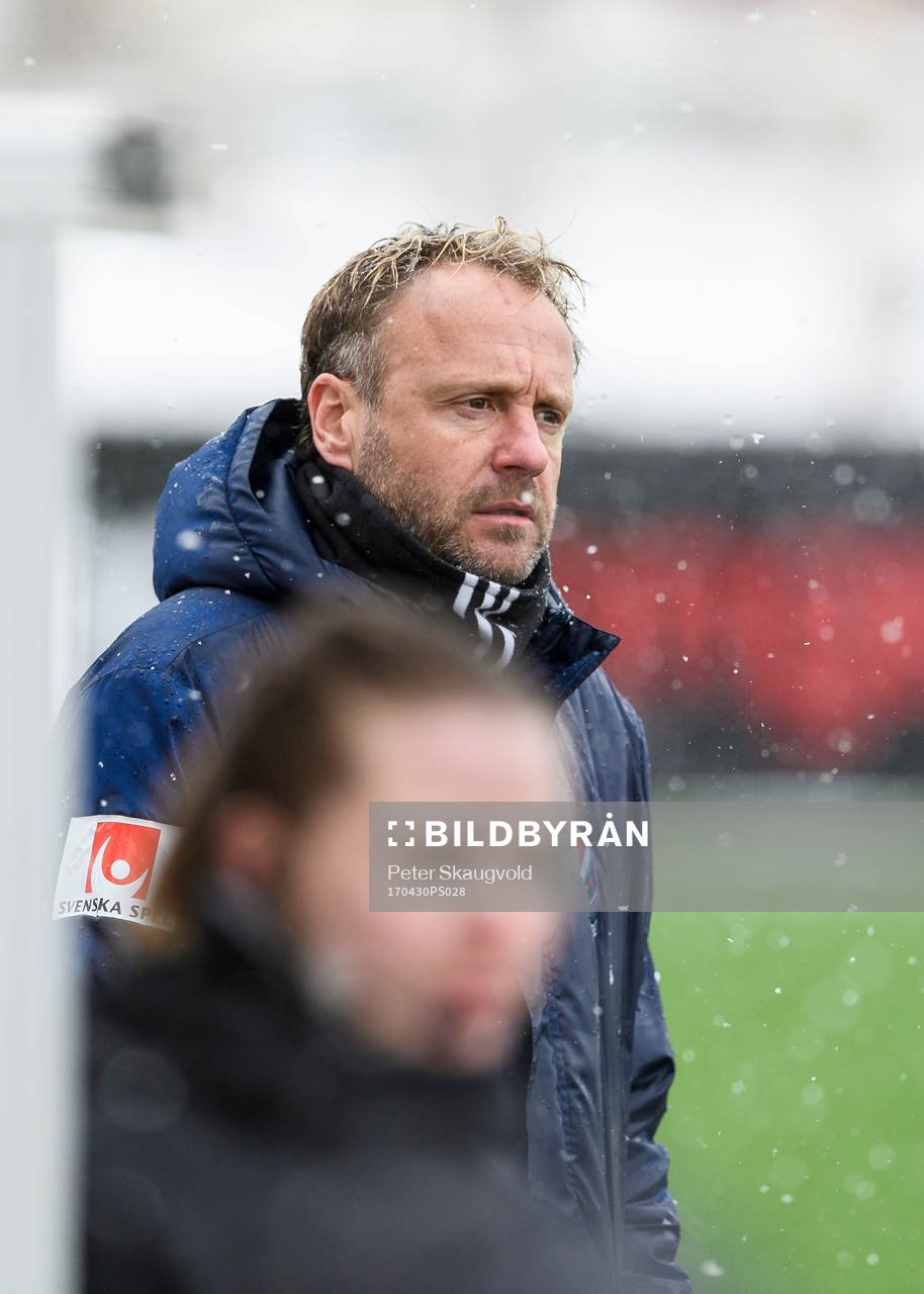Kvarnsvedens tränare Jonas Björkgren under fotbollsmatchen i Damallsvenskan mellan Piteå och Kvarnsveden den 30 April 2017 i Piteå.