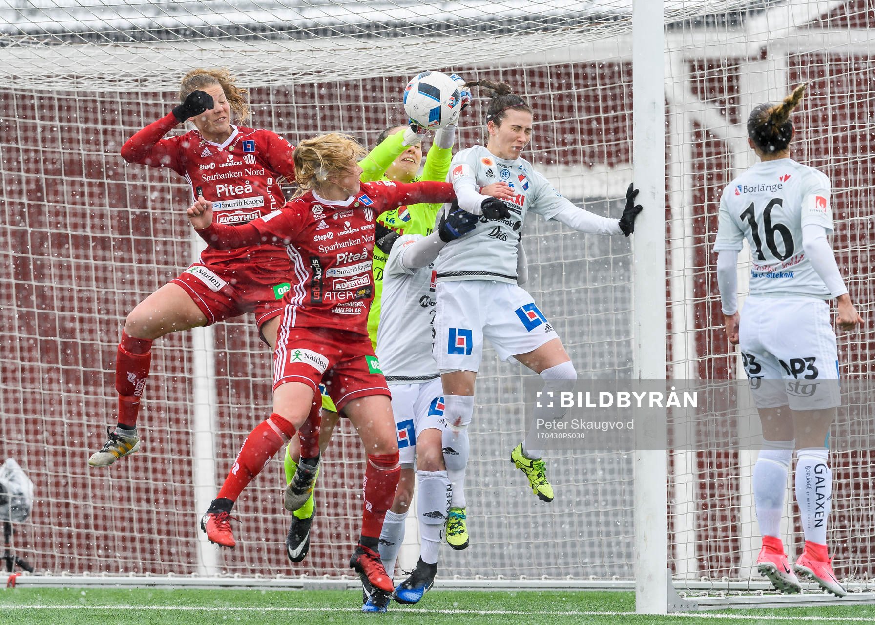 Kvarnsvedens Lina Lundqvist försöker plocka ner bollen framför Piteås Nina Jakobsson under fotbollsmatchen i Damallsvenskan mellan Piteå och Kvarnsveden den 30 April 2017 i Piteå.