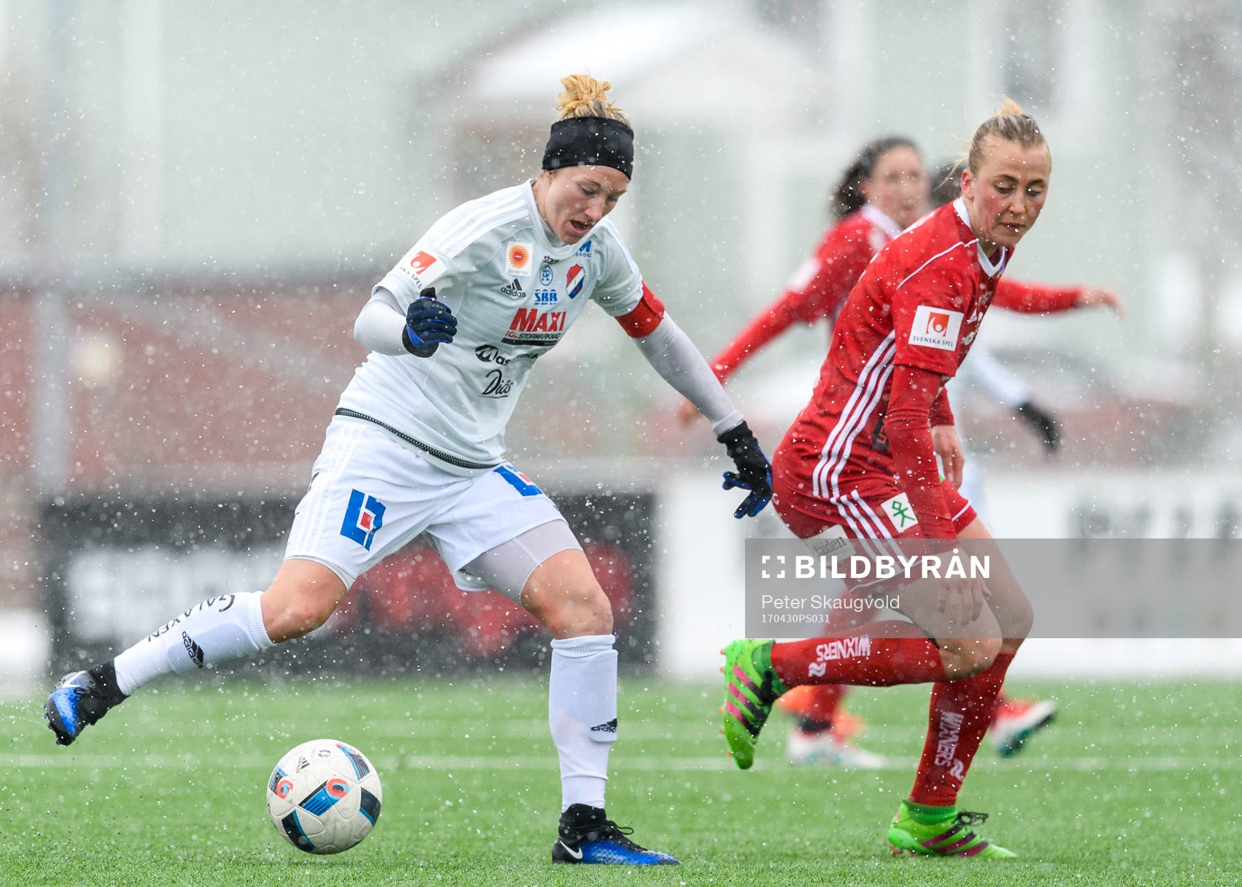 Kvarnsvedens Robyn Decker med bollen under fotbollsmatchen i Damallsvenskan mellan Piteå och Kvarnsveden den 30 April 2017 i Piteå.
