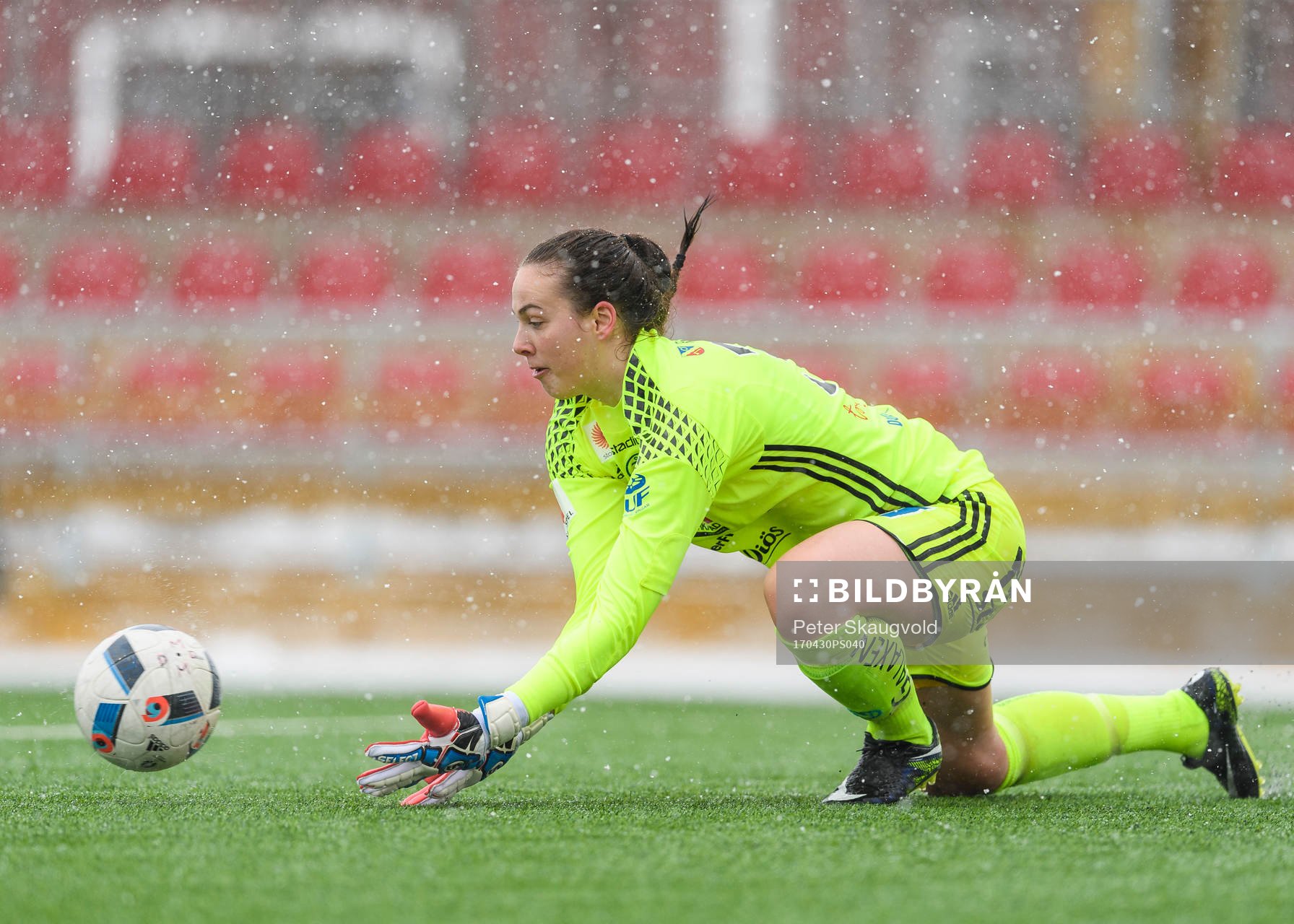 Kvarnsvedens Lina Lundqvist under fotbollsmatchen i Damallsvenskan mellan Piteå och Kvarnsveden den 30 April 2017 i Piteå.