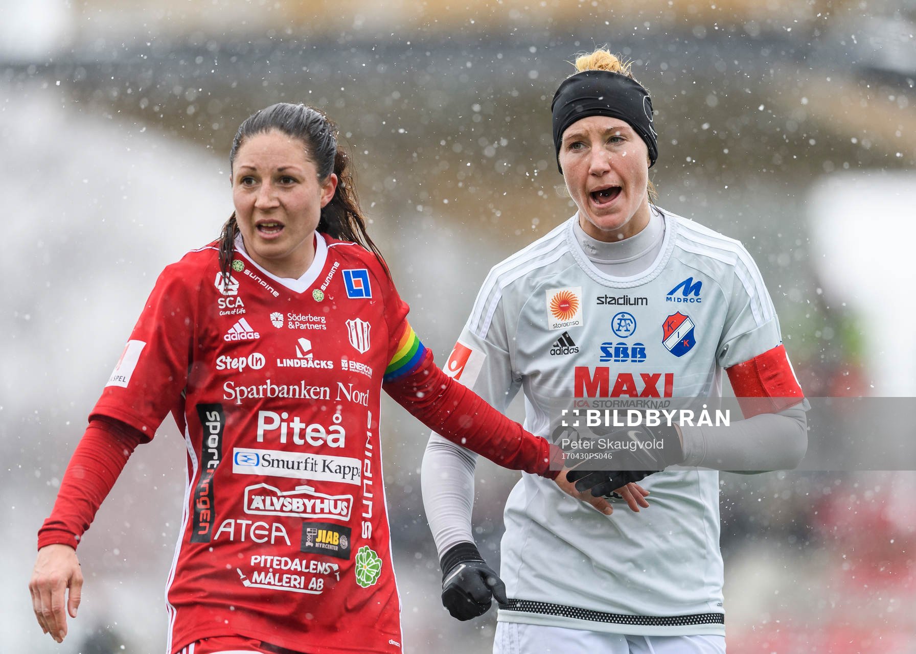 Piteås Josefin Johansson och Kvarnsvedens Robyn Decker under fotbollsmatchen i Damallsvenskan mellan Piteå och Kvarnsveden den 30 April 2017 i Piteå.