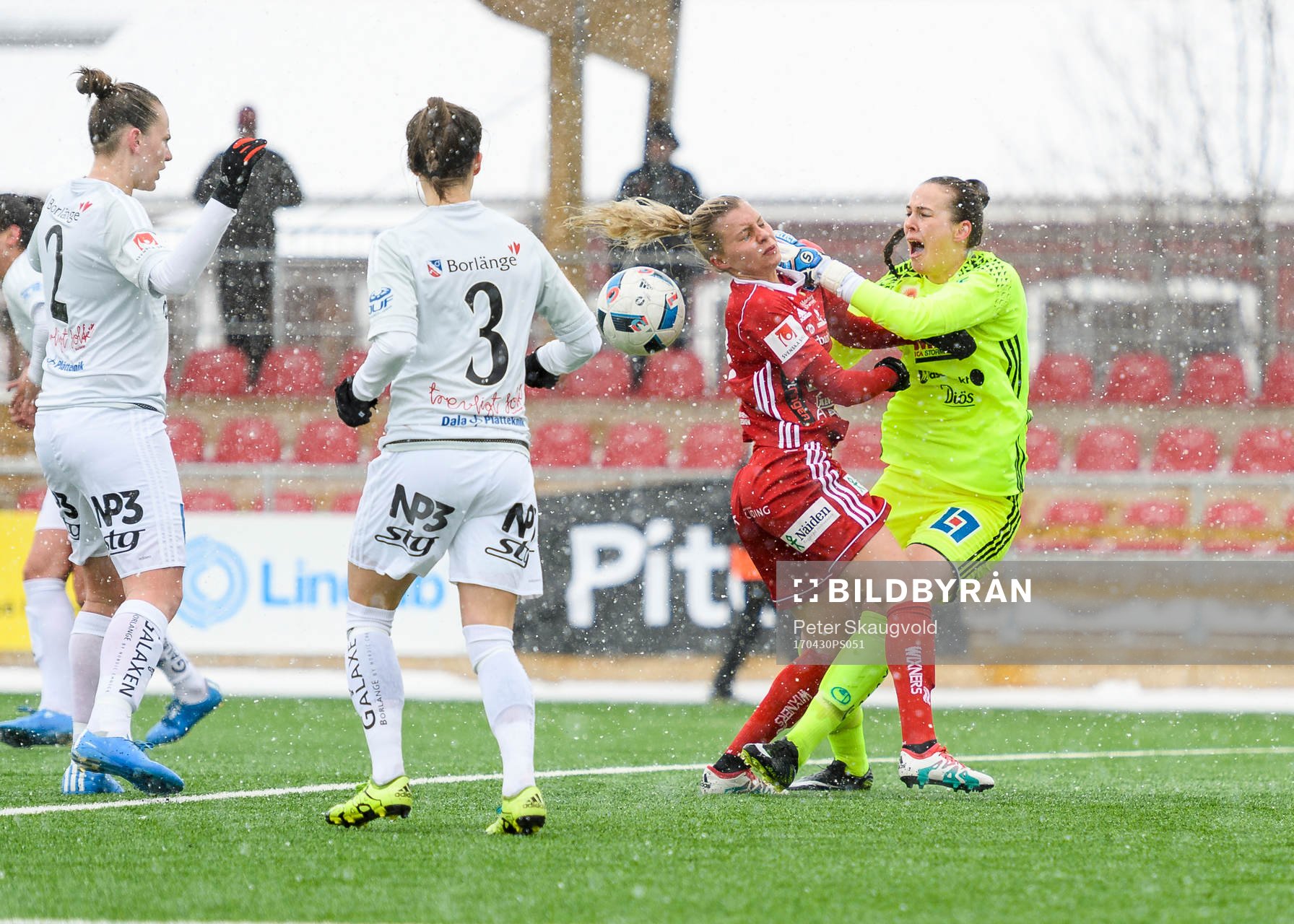 Piteås Lotta Ökvist krockar med Kvarnsvedens Lina Lundqvist under fotbollsmatchen i Damallsvenskan mellan Piteå och Kvarnsveden den 30 April 2017 i Piteå.